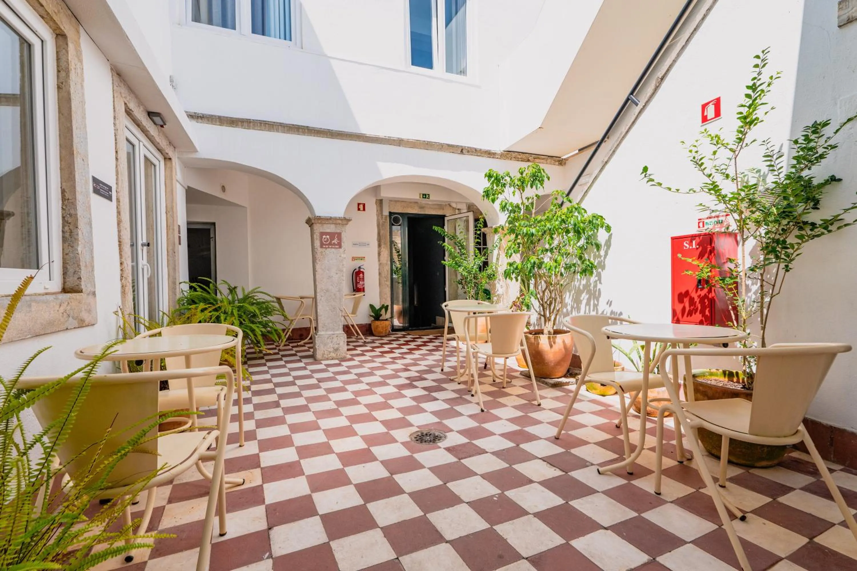 Patio in Quinta Colina by Shiadu