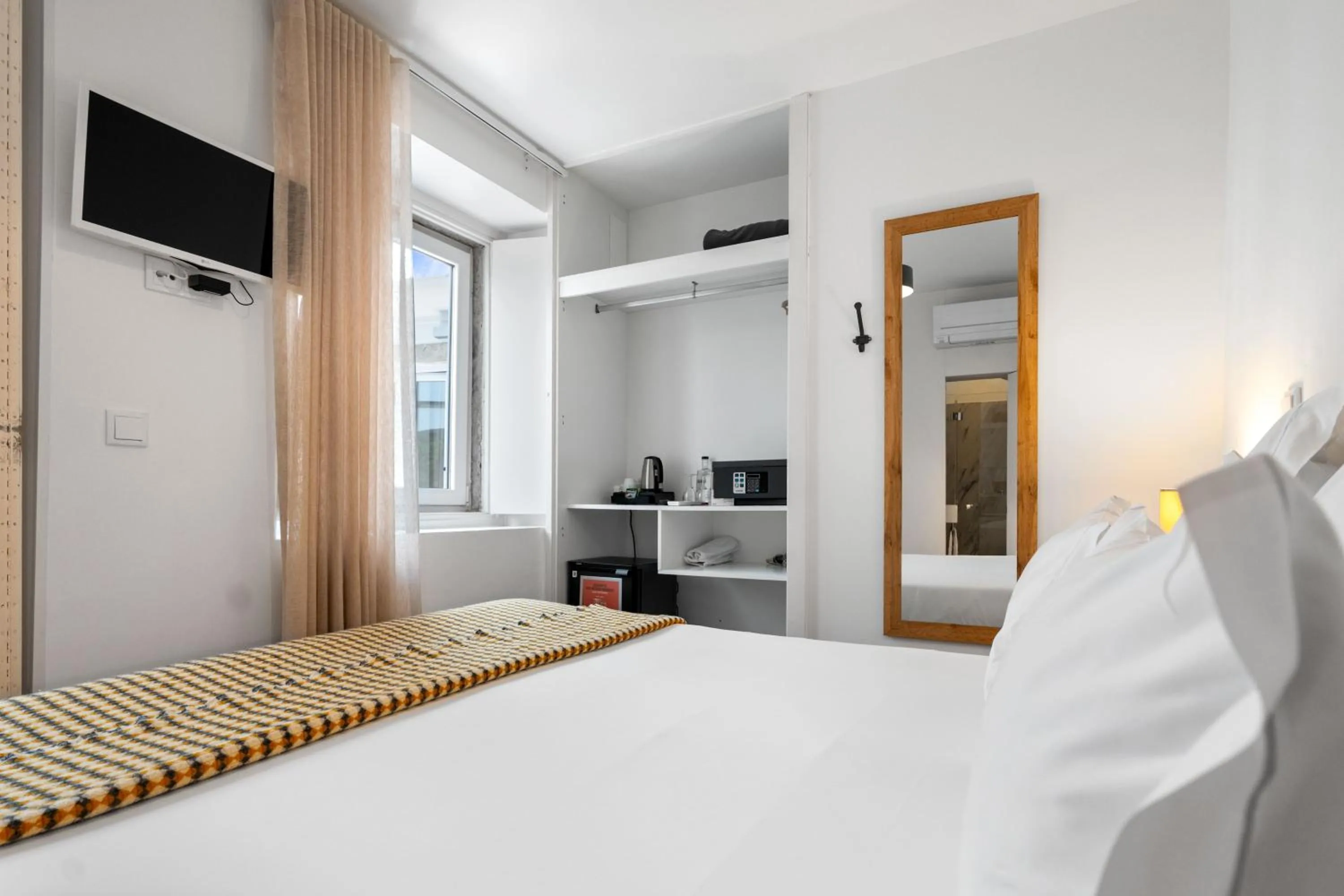 Bedroom, Bed in Quinta Colina by Shiadu