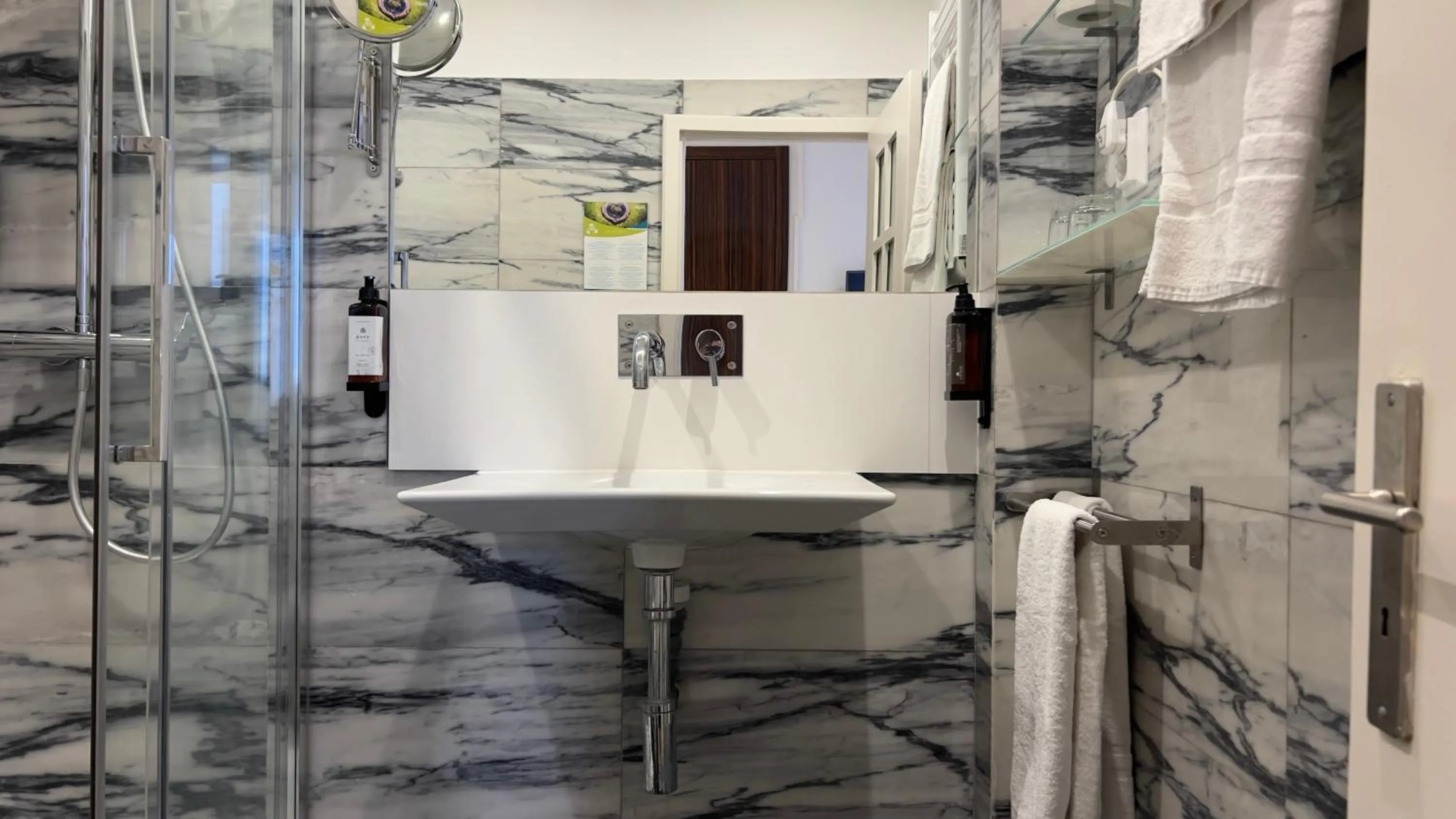 Shower in Quinta Colina by Shiadu