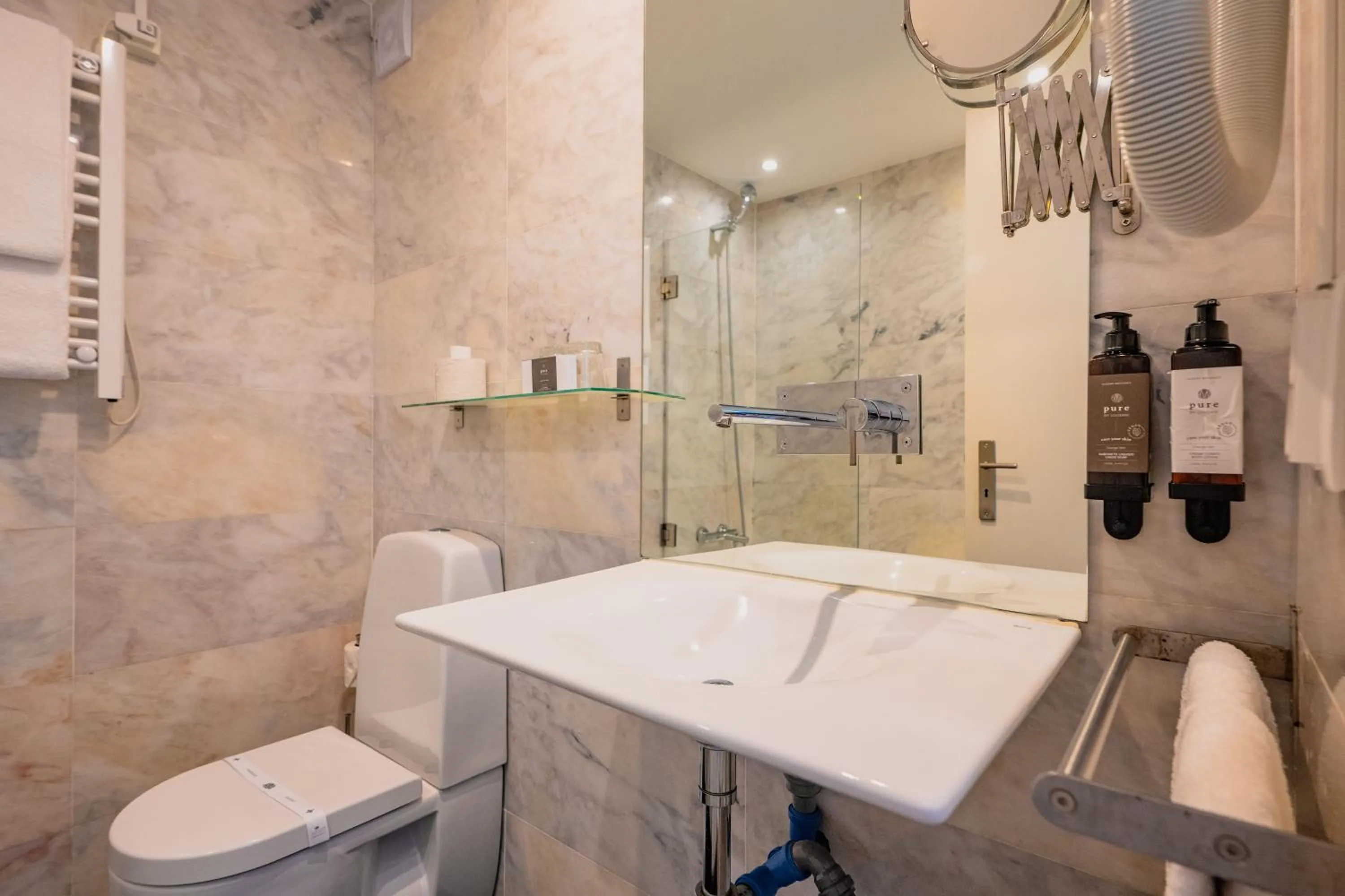 Shower in Quinta Colina by Shiadu