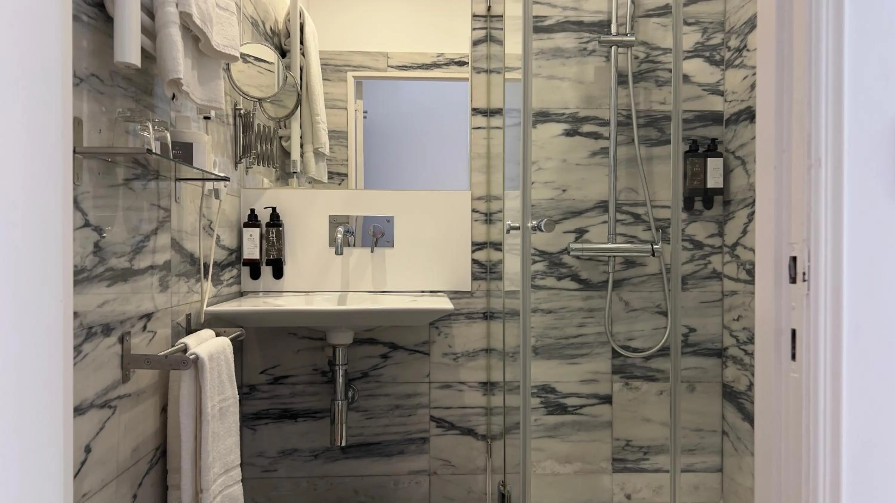 Shower in Quinta Colina by Shiadu