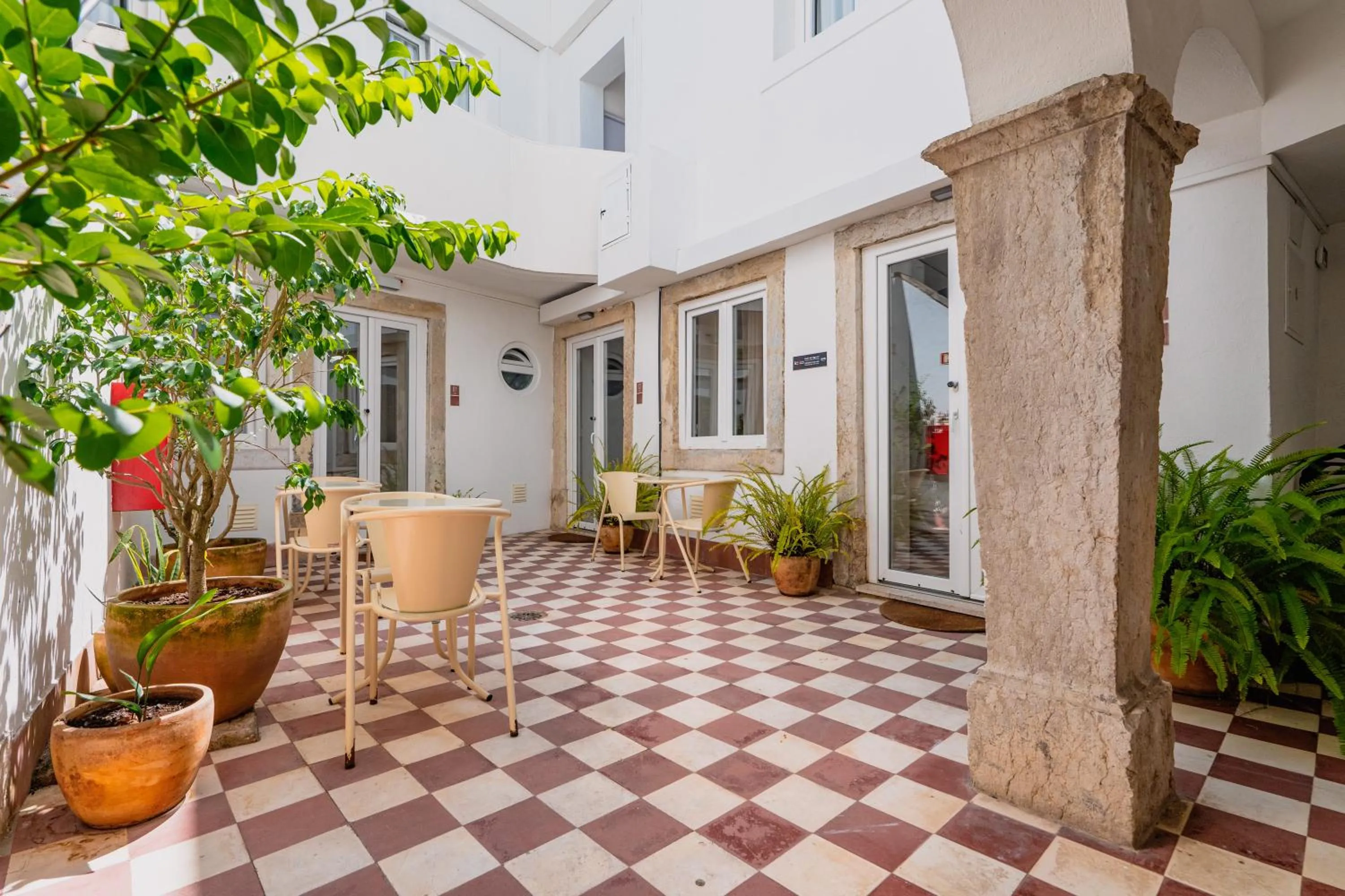 Patio in Quinta Colina by Shiadu