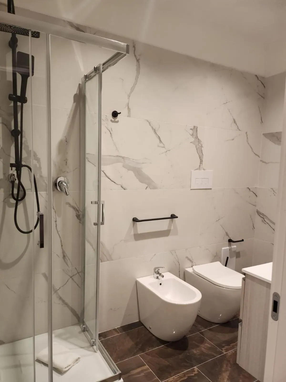 Shower in B&B Mini Hotel Incity-close train station and port-