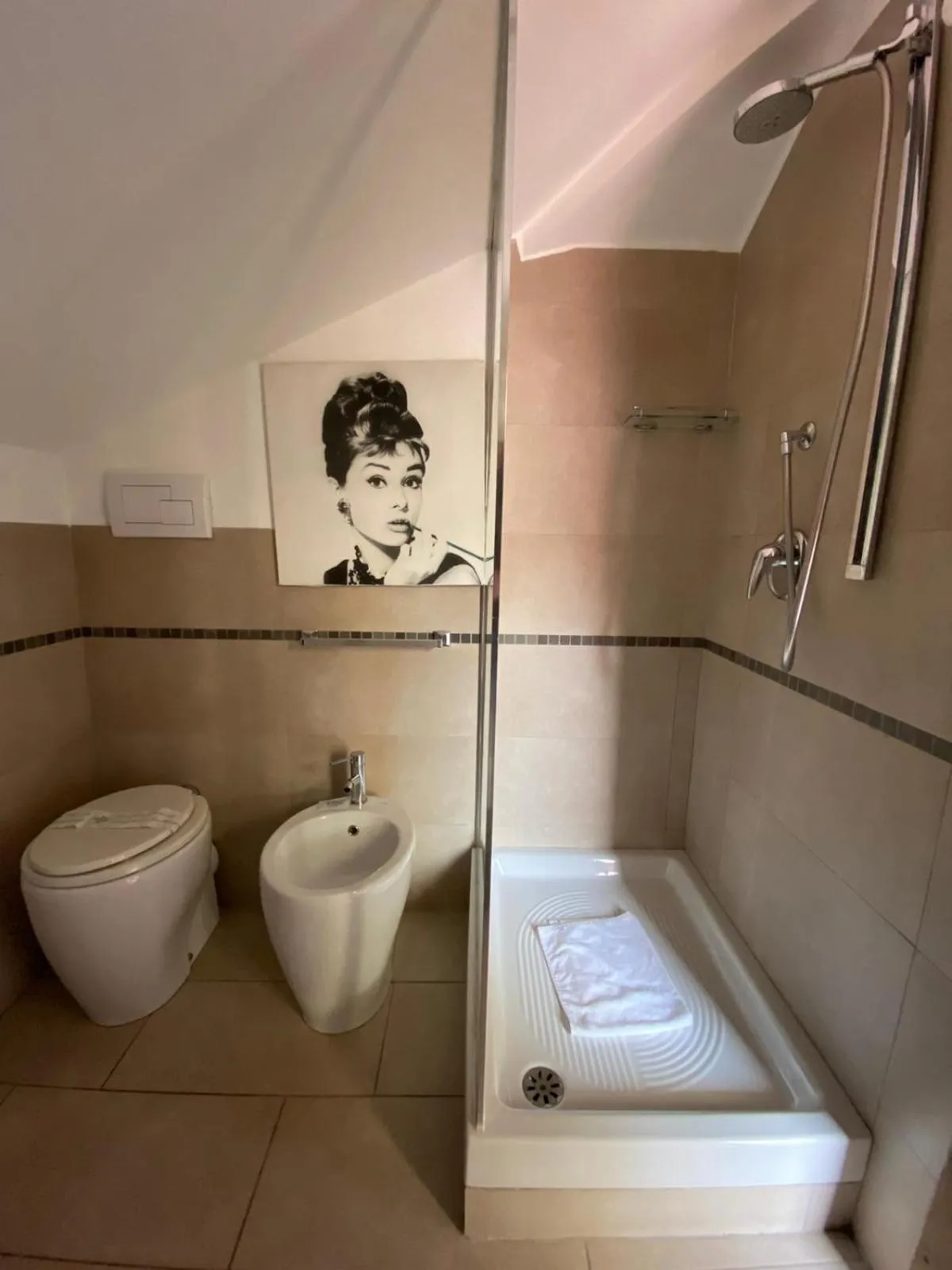Bathroom in B&B Mini Hotel Incity-close train station and port-