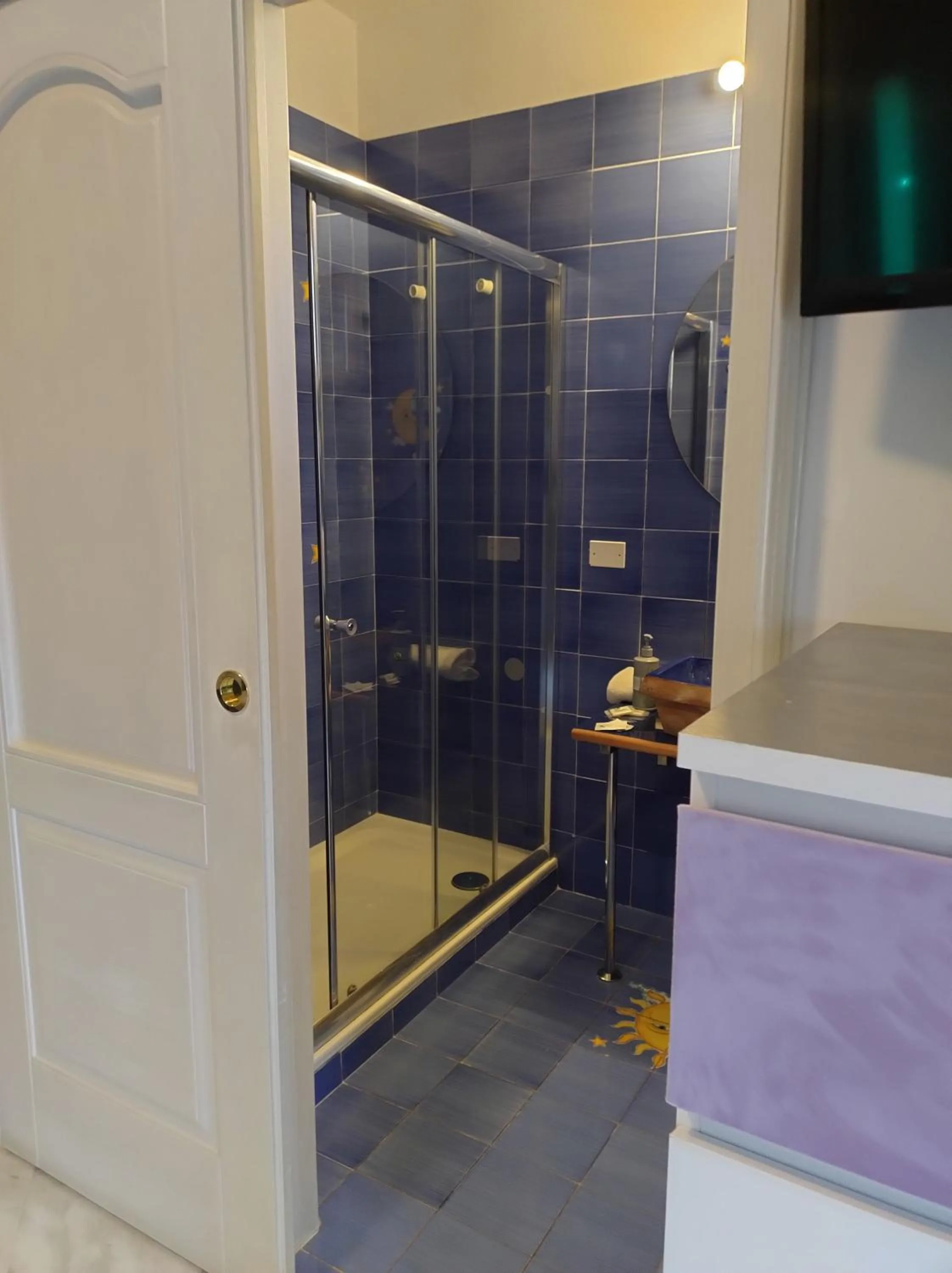 Shower in B&B Mini Hotel Incity-close train station and port-