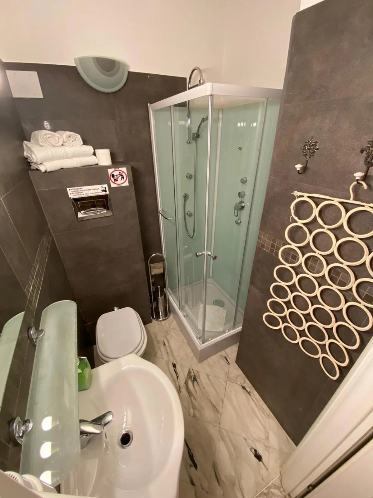 Shower in B&B Mini Hotel Incity-close train station and port-