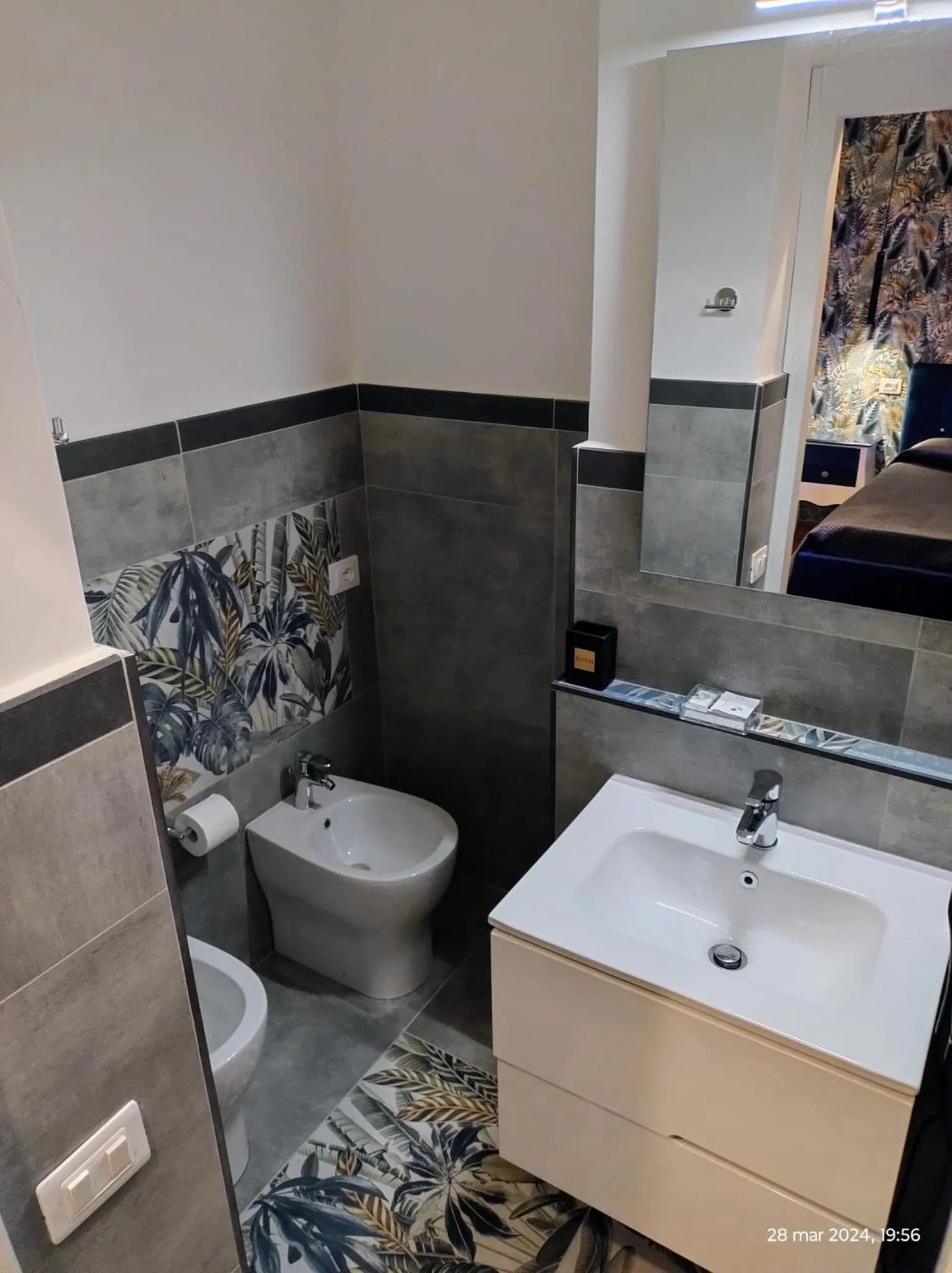 Toilet in B&B Mini Hotel Incity-close train station and port-