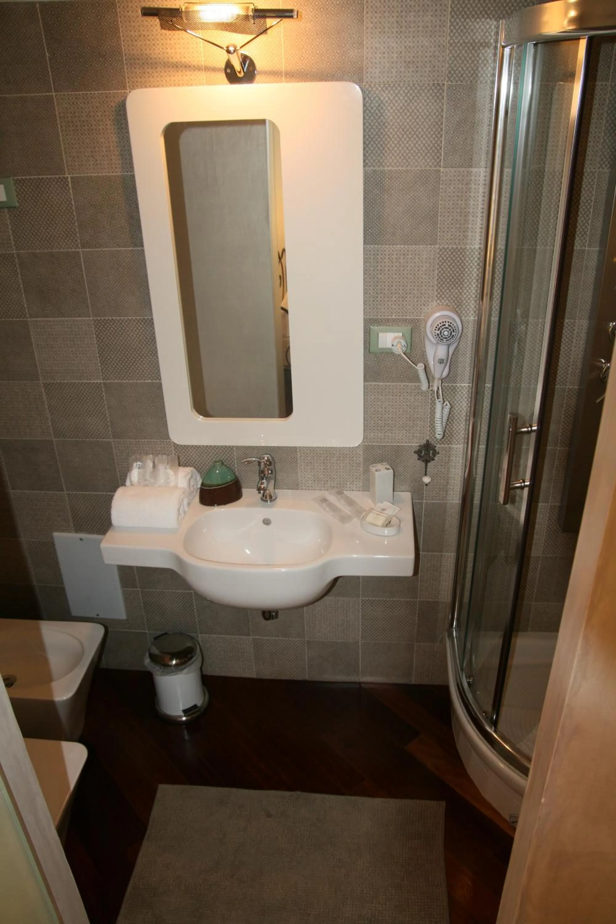 Shower in B&B Mini Hotel Incity-close train station and port-