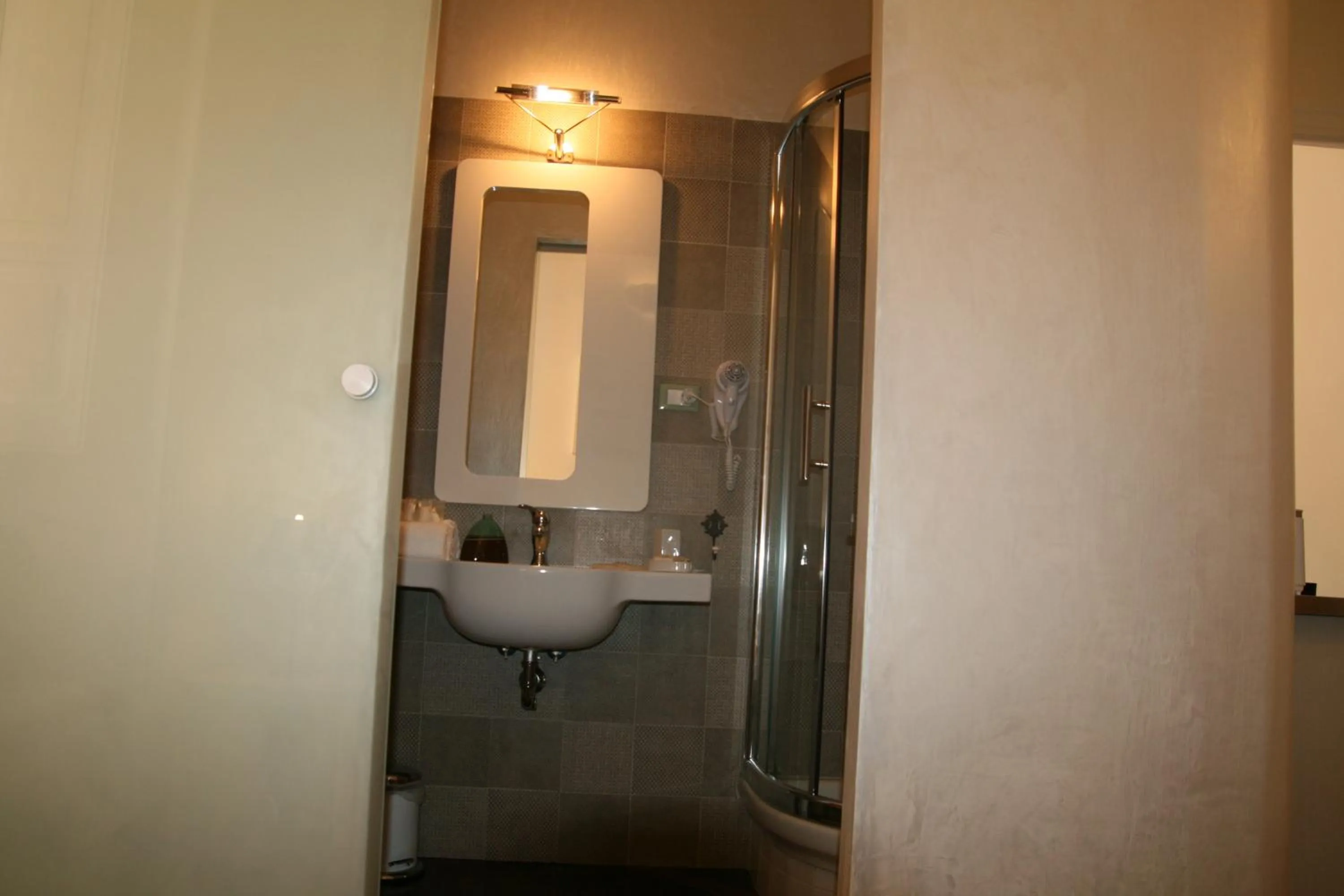 Bathroom in B&B Mini Hotel Incity-close train station and port-