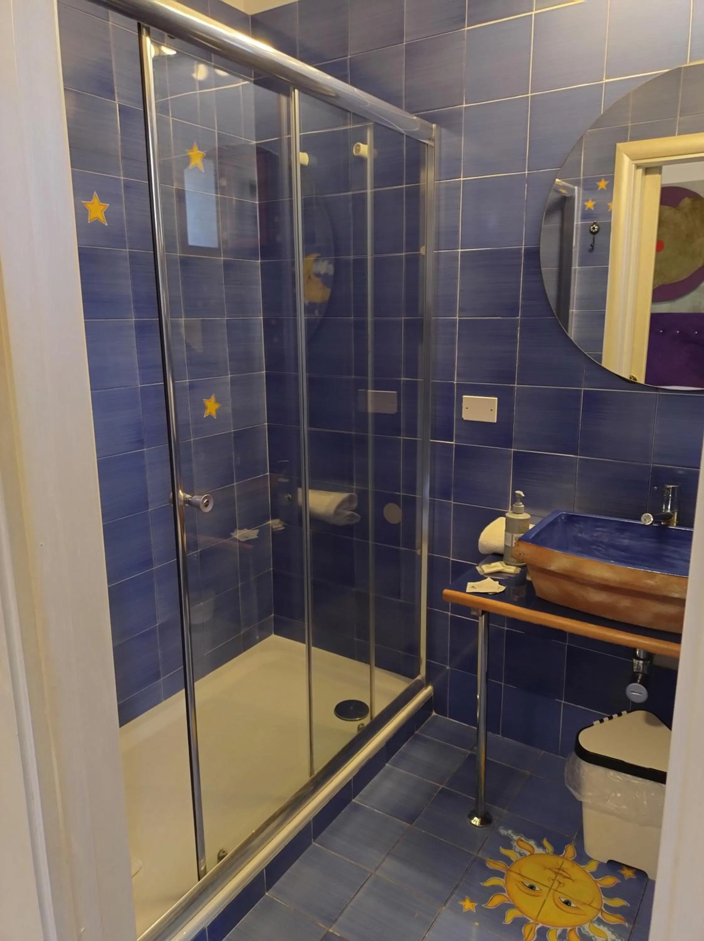 Shower in B&B Mini Hotel Incity-close train station and port-