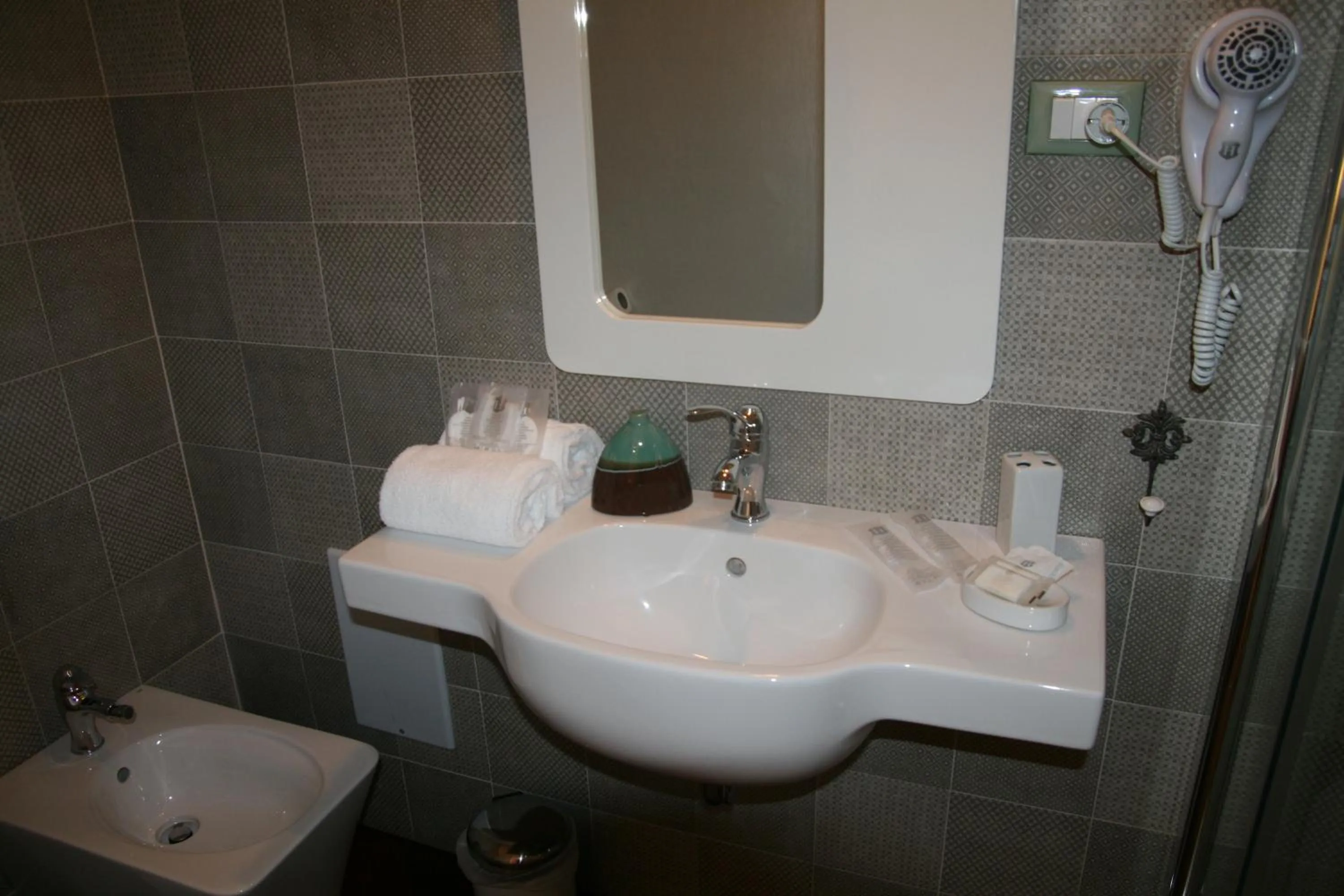 Bathroom in B&B Mini Hotel Incity-close train station and port-