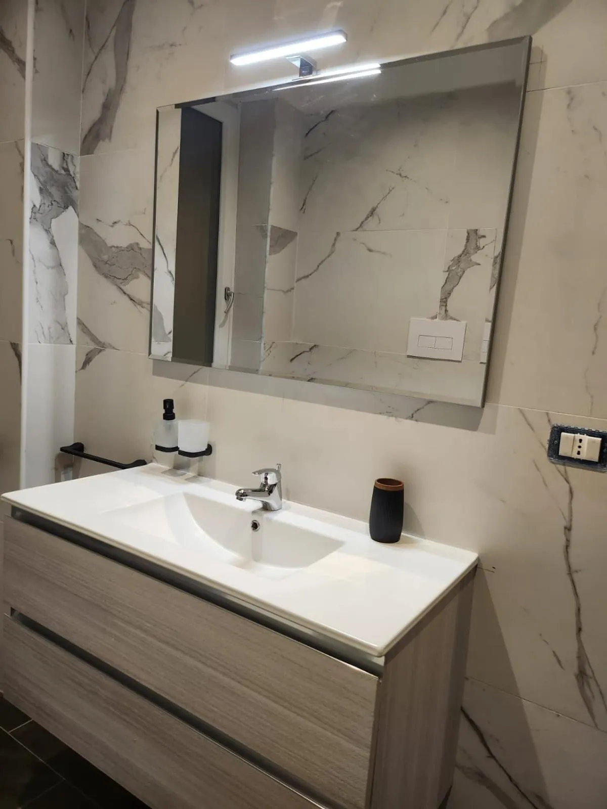 Bathroom in B&B Mini Hotel Incity-close train station and port-