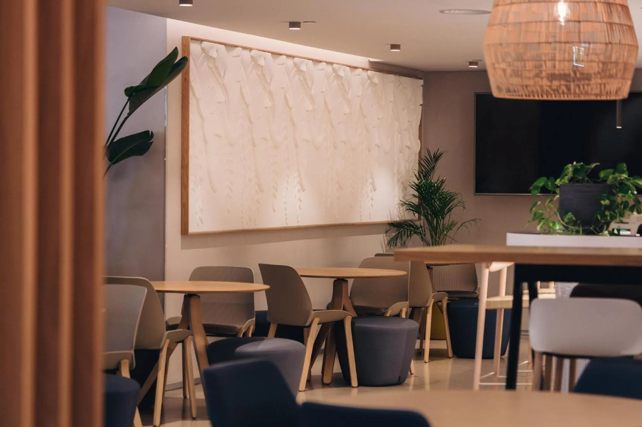 Lounge or bar in Holiday Inn Lisbon by IHG