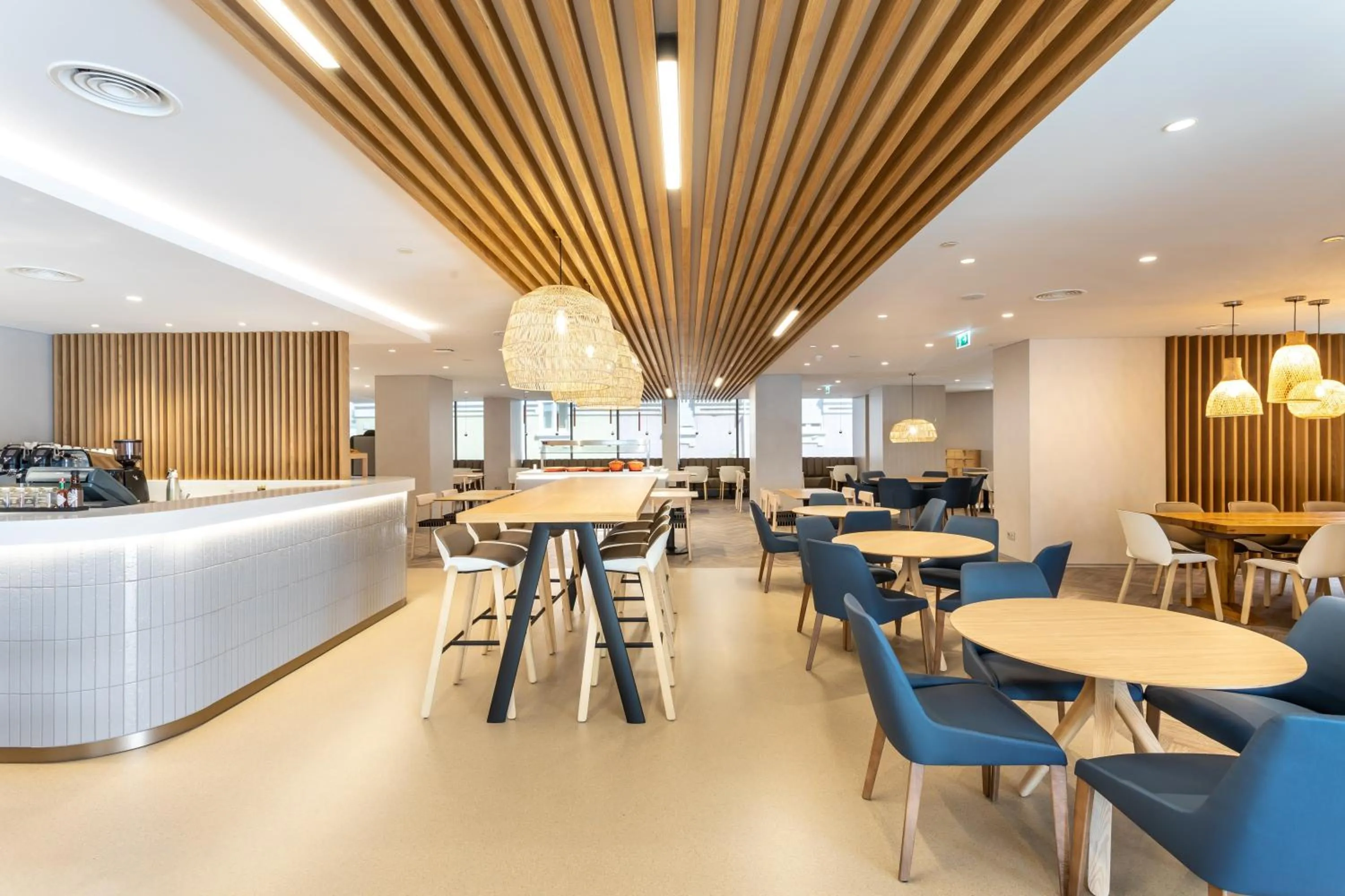 Lounge or bar in Holiday Inn Lisbon by IHG