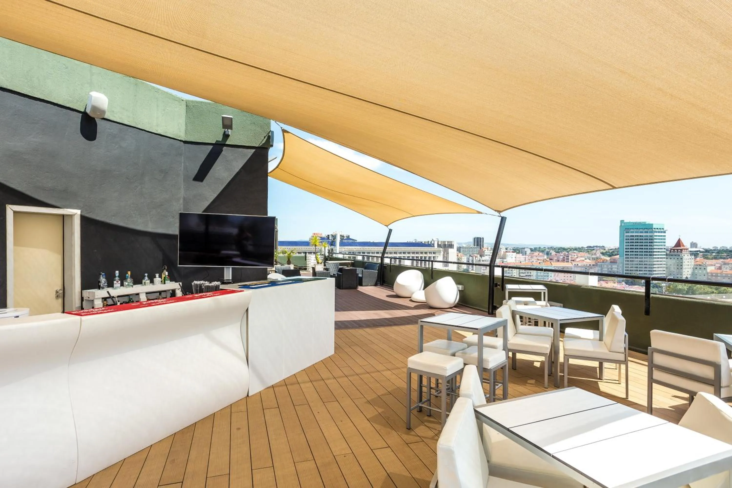 Lounge or bar in Holiday Inn Lisbon by IHG