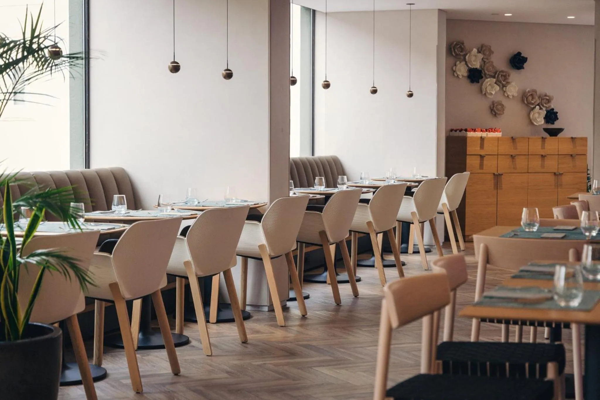 Restaurant/places to eat in Holiday Inn Lisbon by IHG
