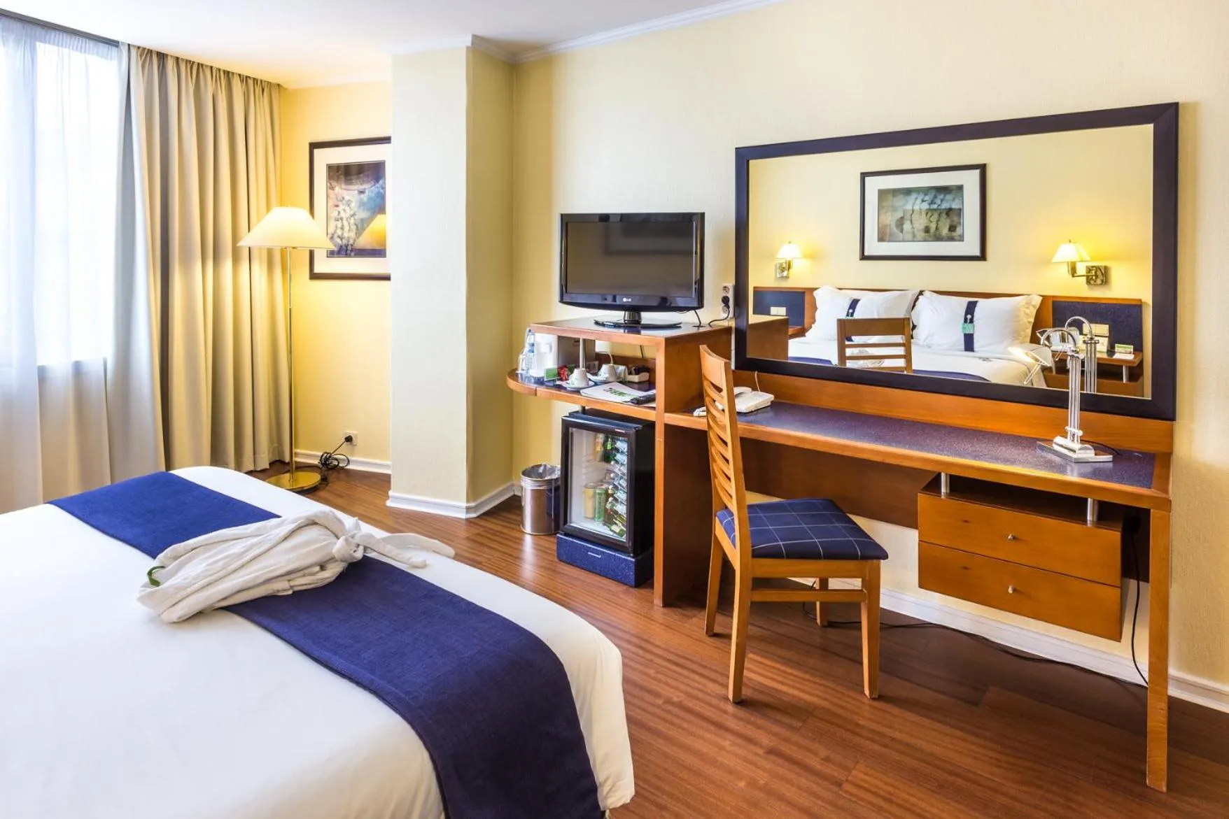 Communal lounge/ TV room, Bed in Holiday Inn Lisbon by IHG