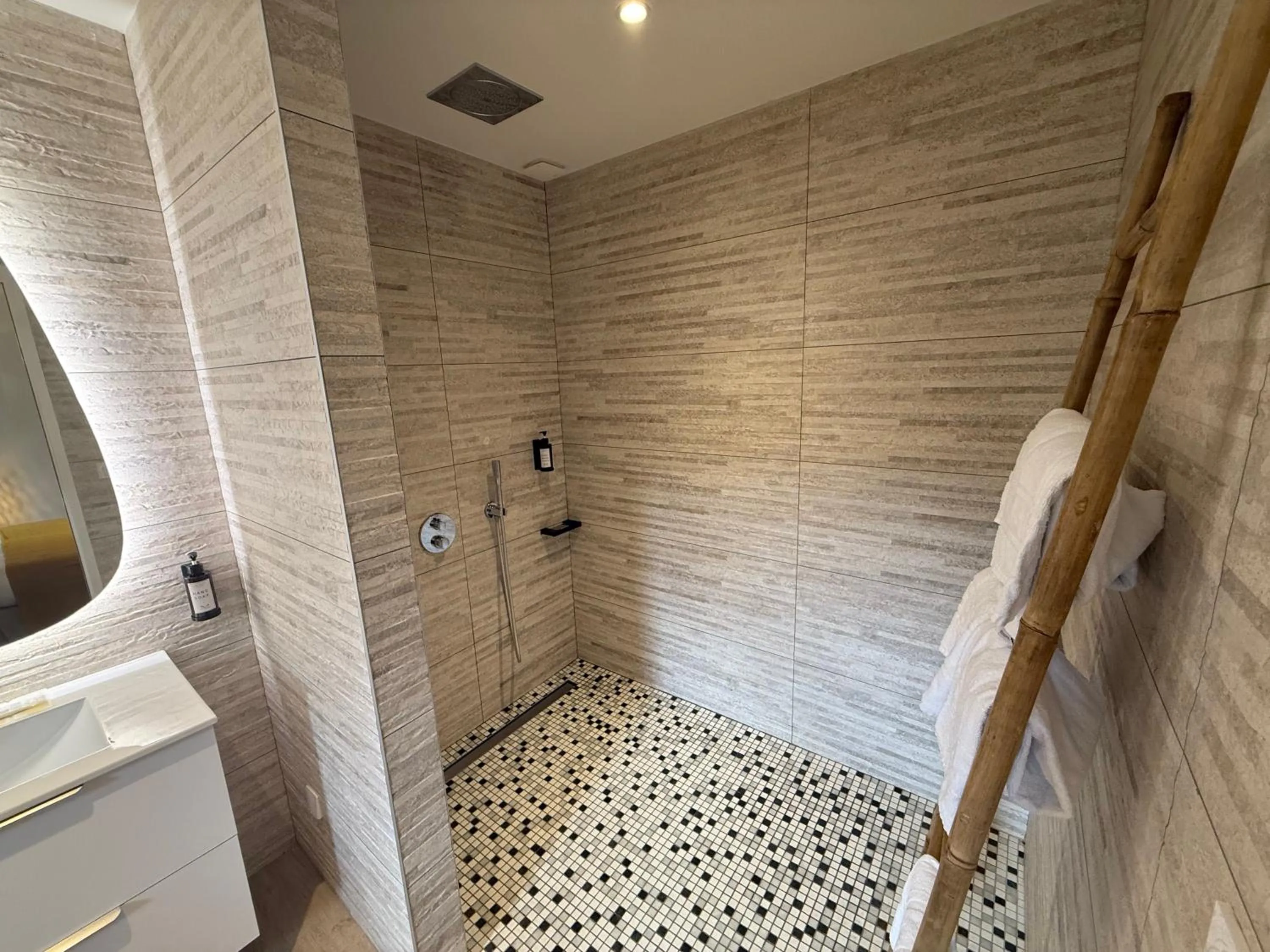 Shower in Hôtel Le Mistral