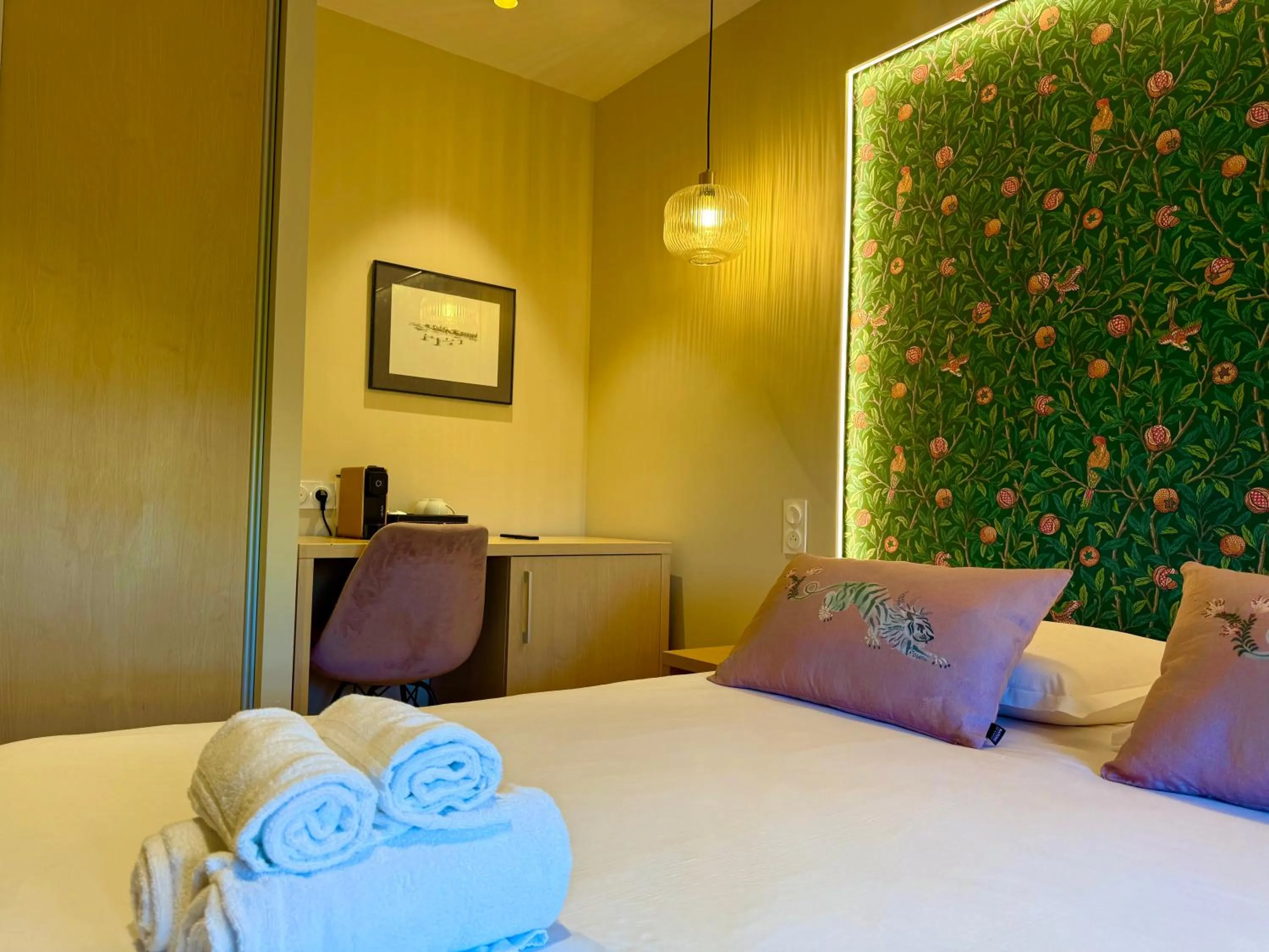 Bed in Hôtel Le Mistral