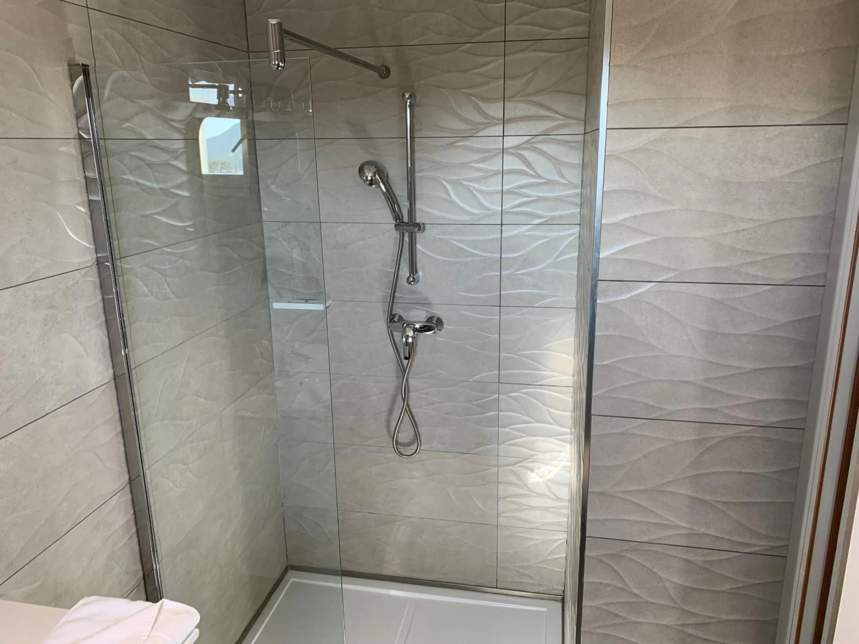 Shower in Hôtel Le Mistral