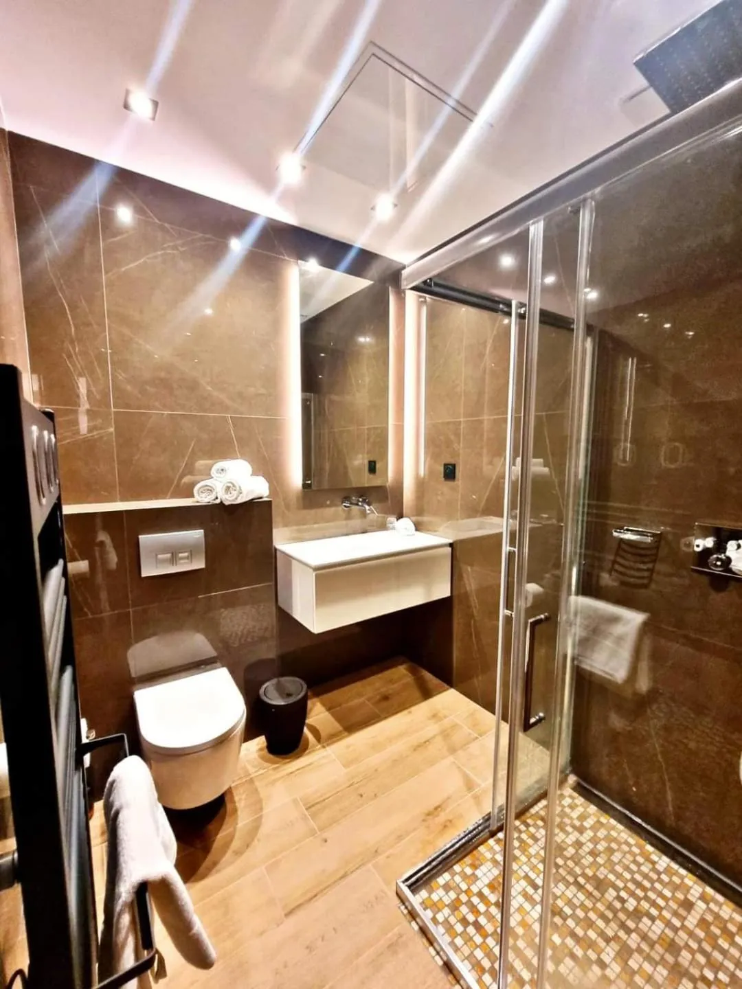 Shower in Hôtel Le Mistral