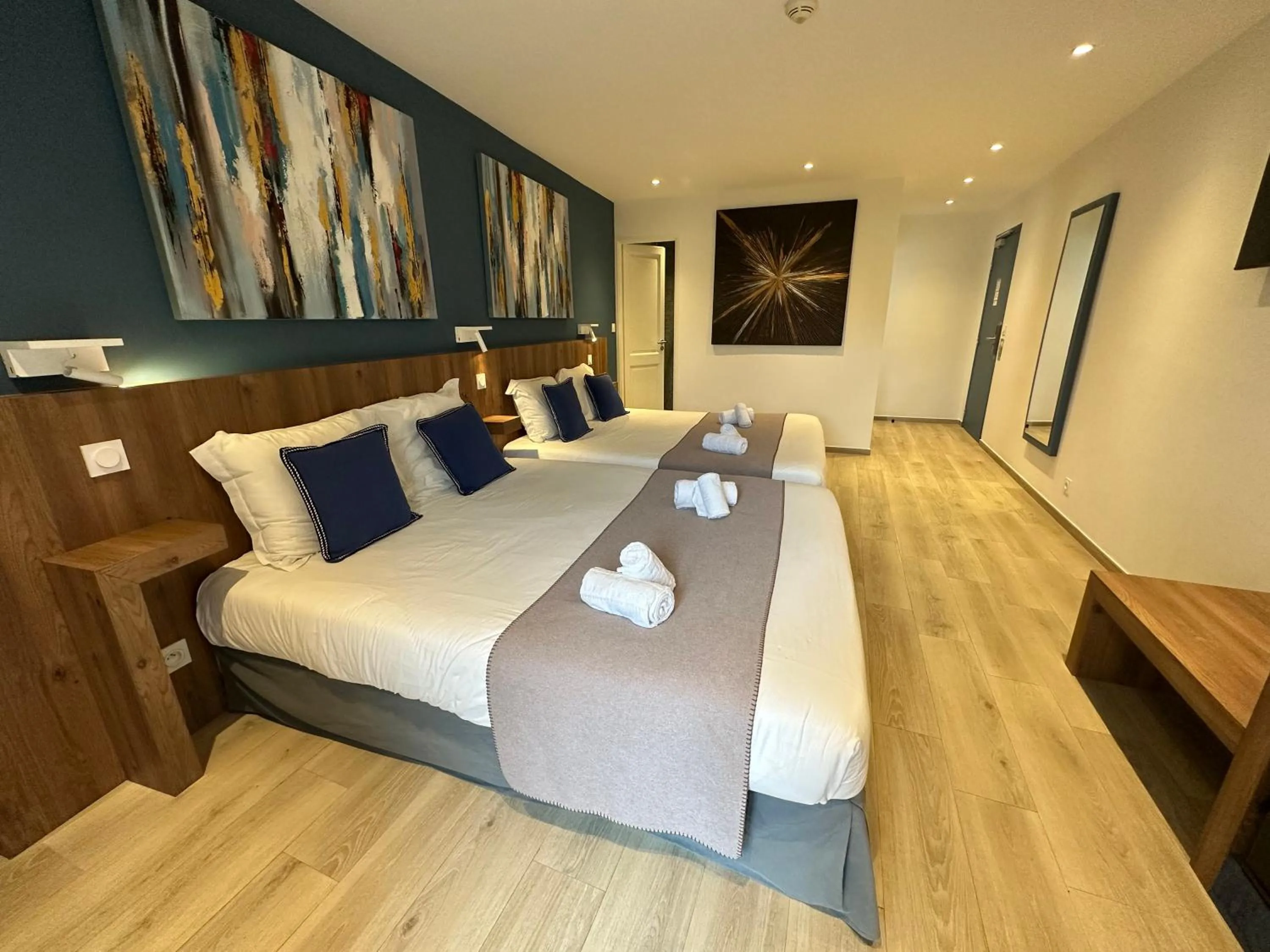 TV and multimedia, Bed in Hôtel Le Mistral