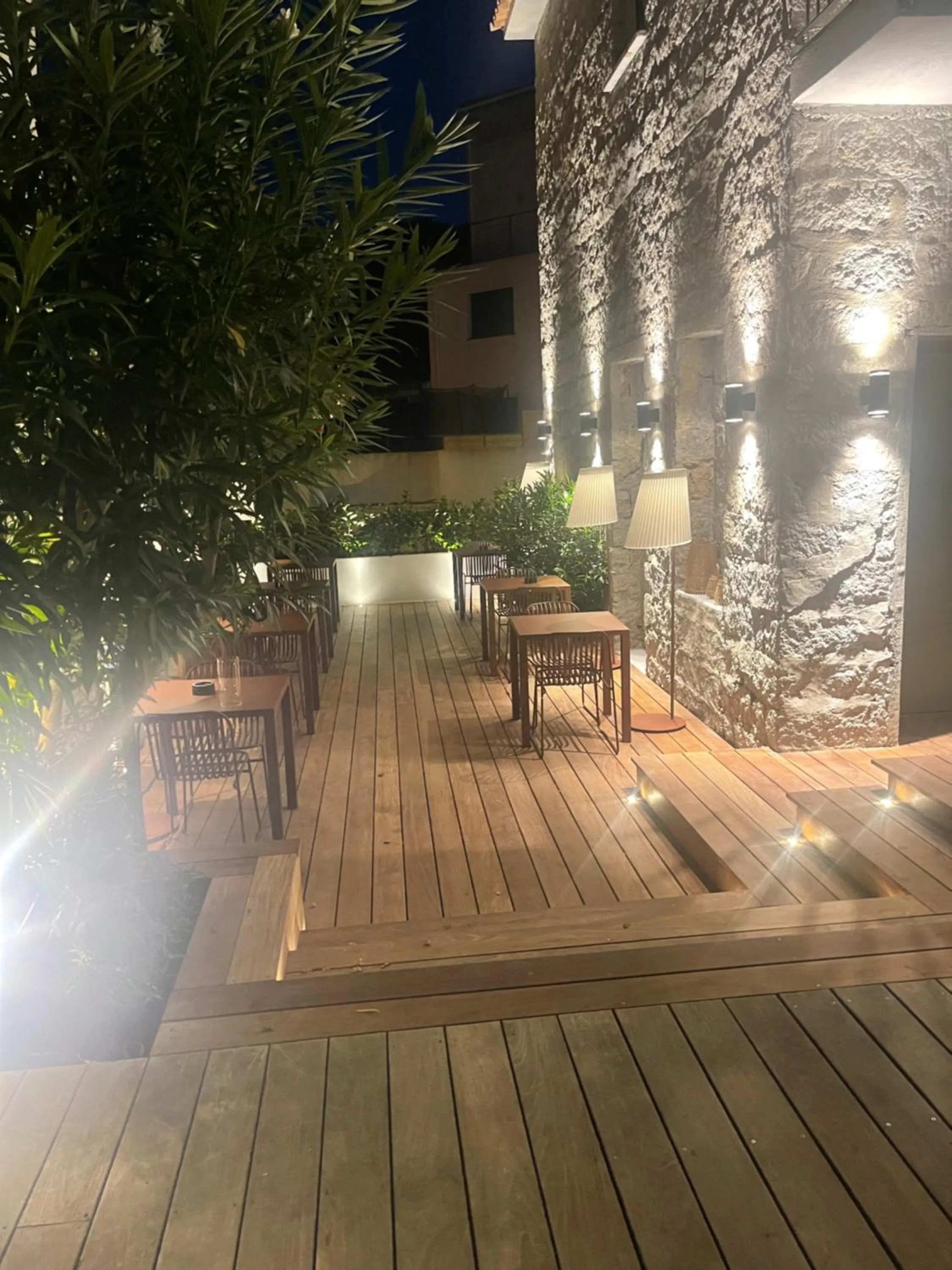 Patio in Hôtel Le Mistral