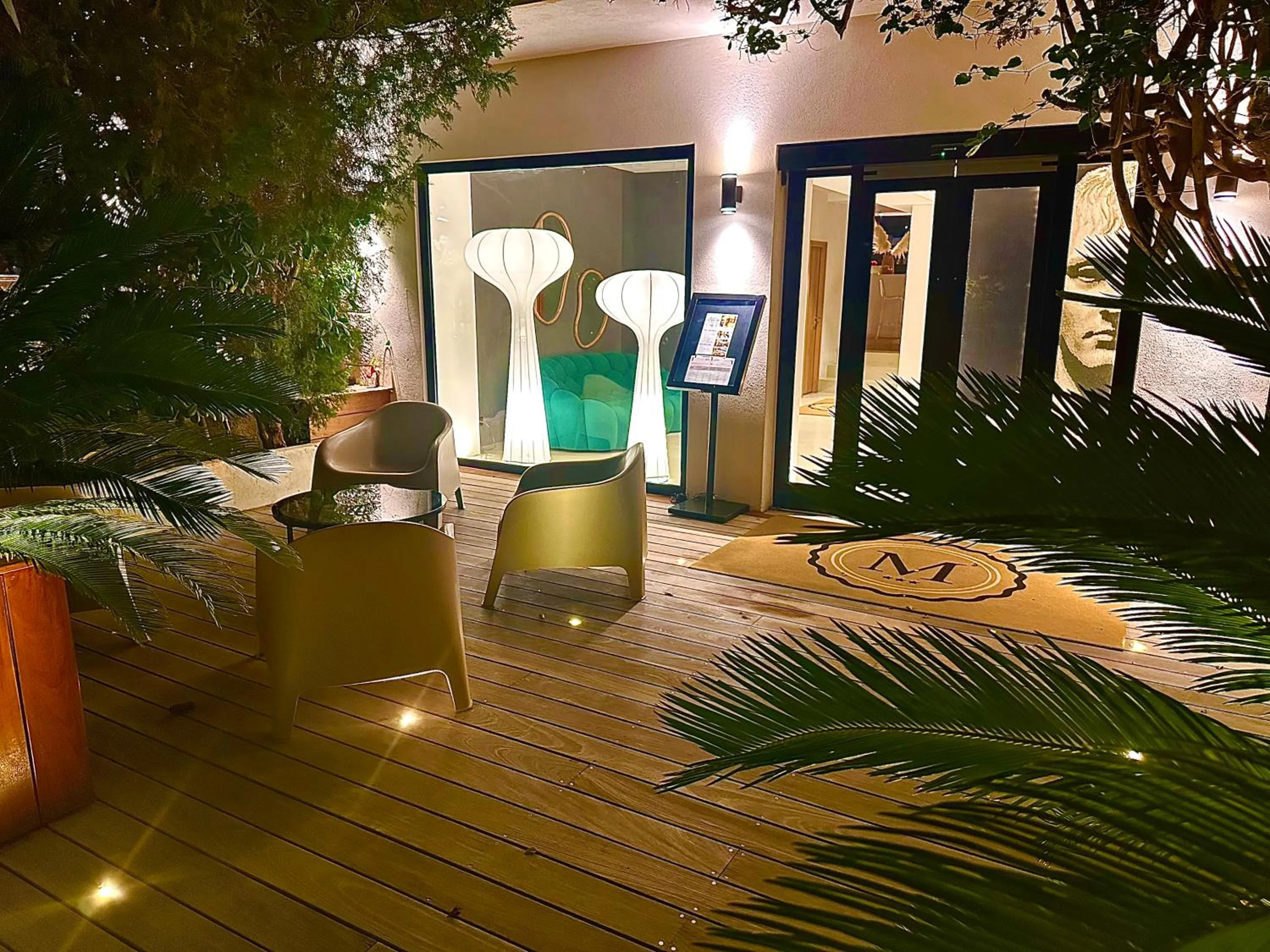 Patio in Hôtel Le Mistral