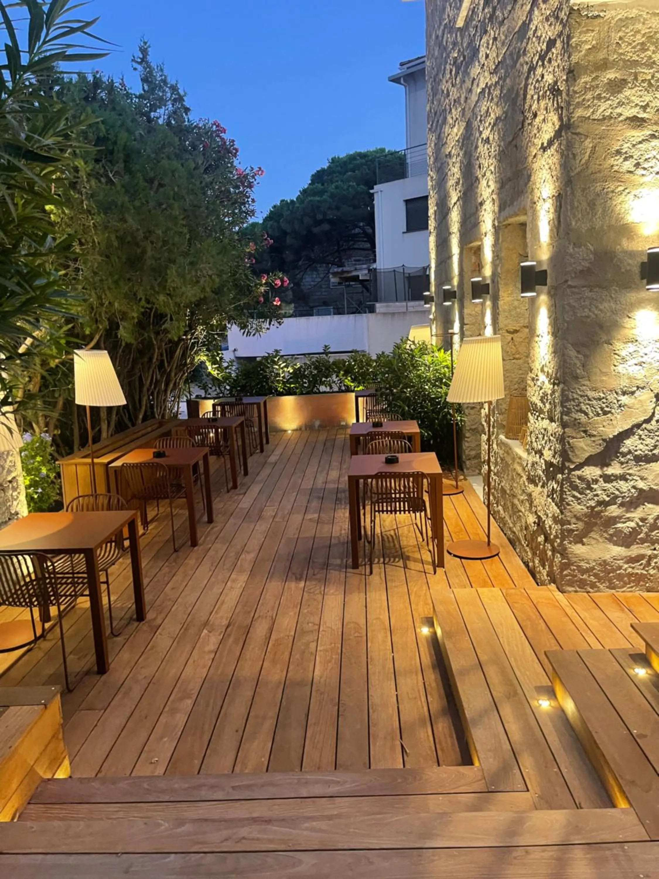 Patio in Hôtel Le Mistral