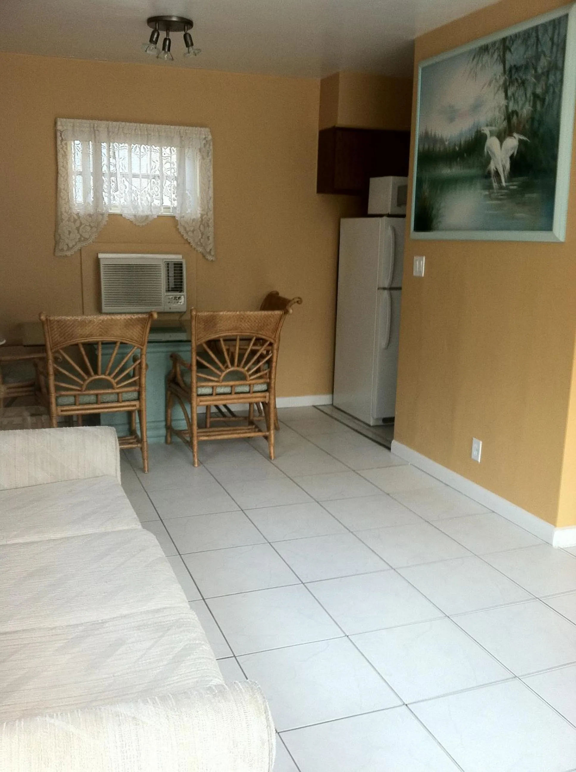 Photo of the whole room in Ebb Tide Resort