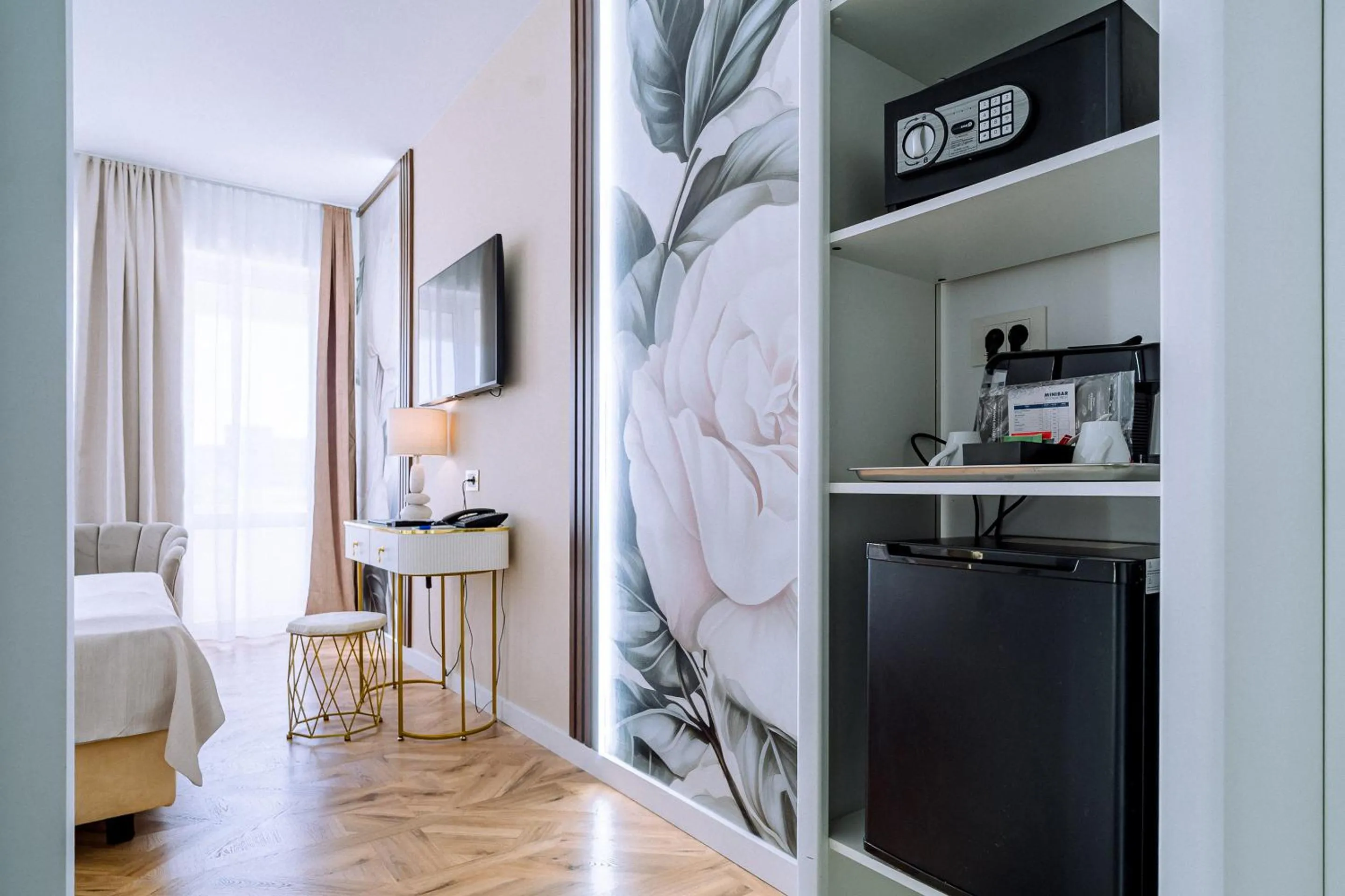 Coffee/tea facilities, Bed in Continental Forum Oradea