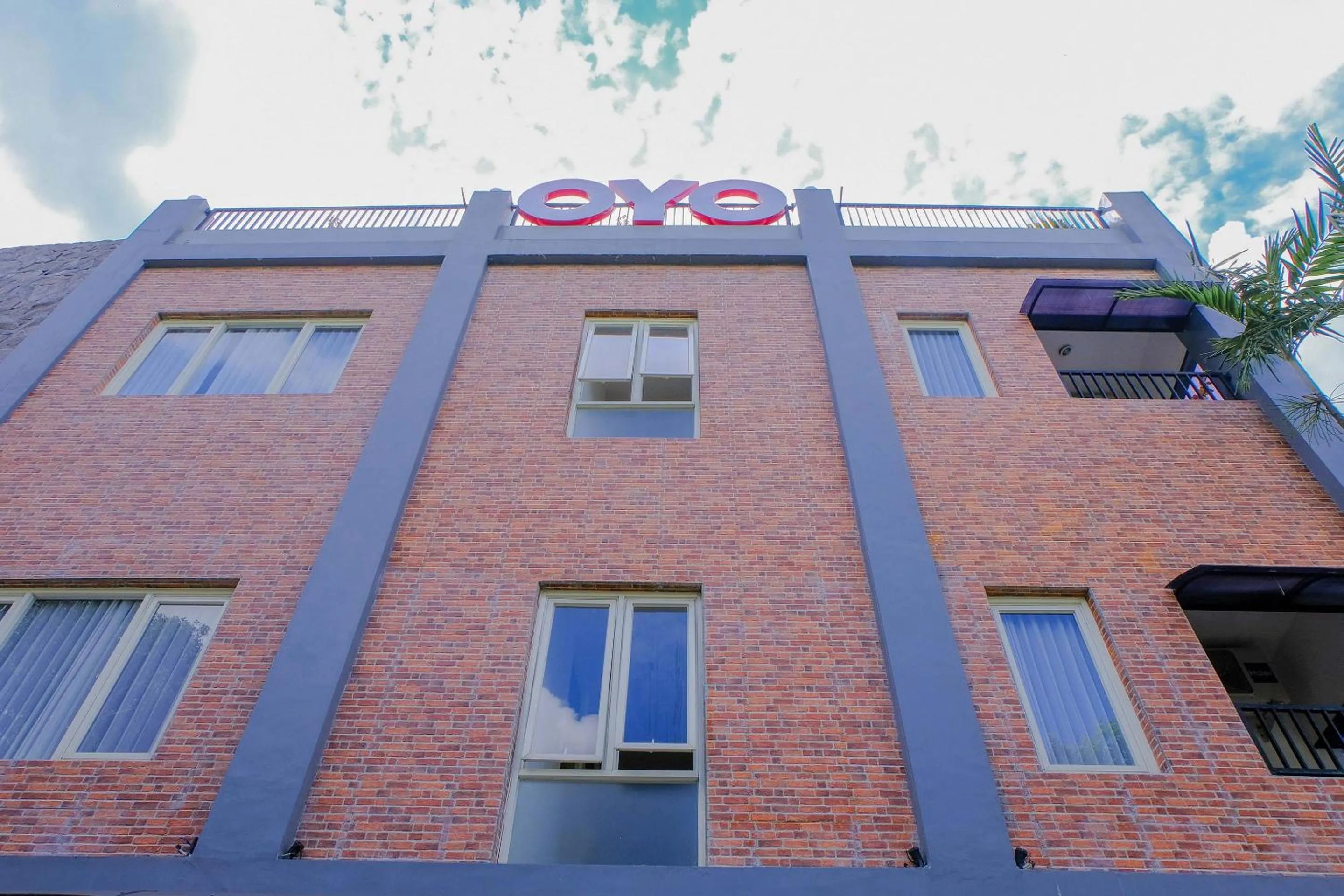 Facade/entrance in Hotel O 32 Guest House