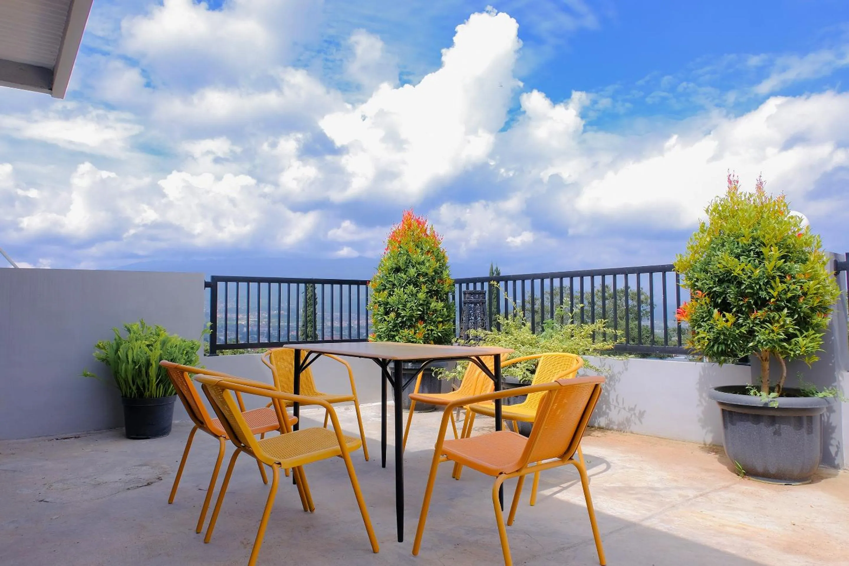 Restaurant/places to eat in Hotel O 32 Guest House