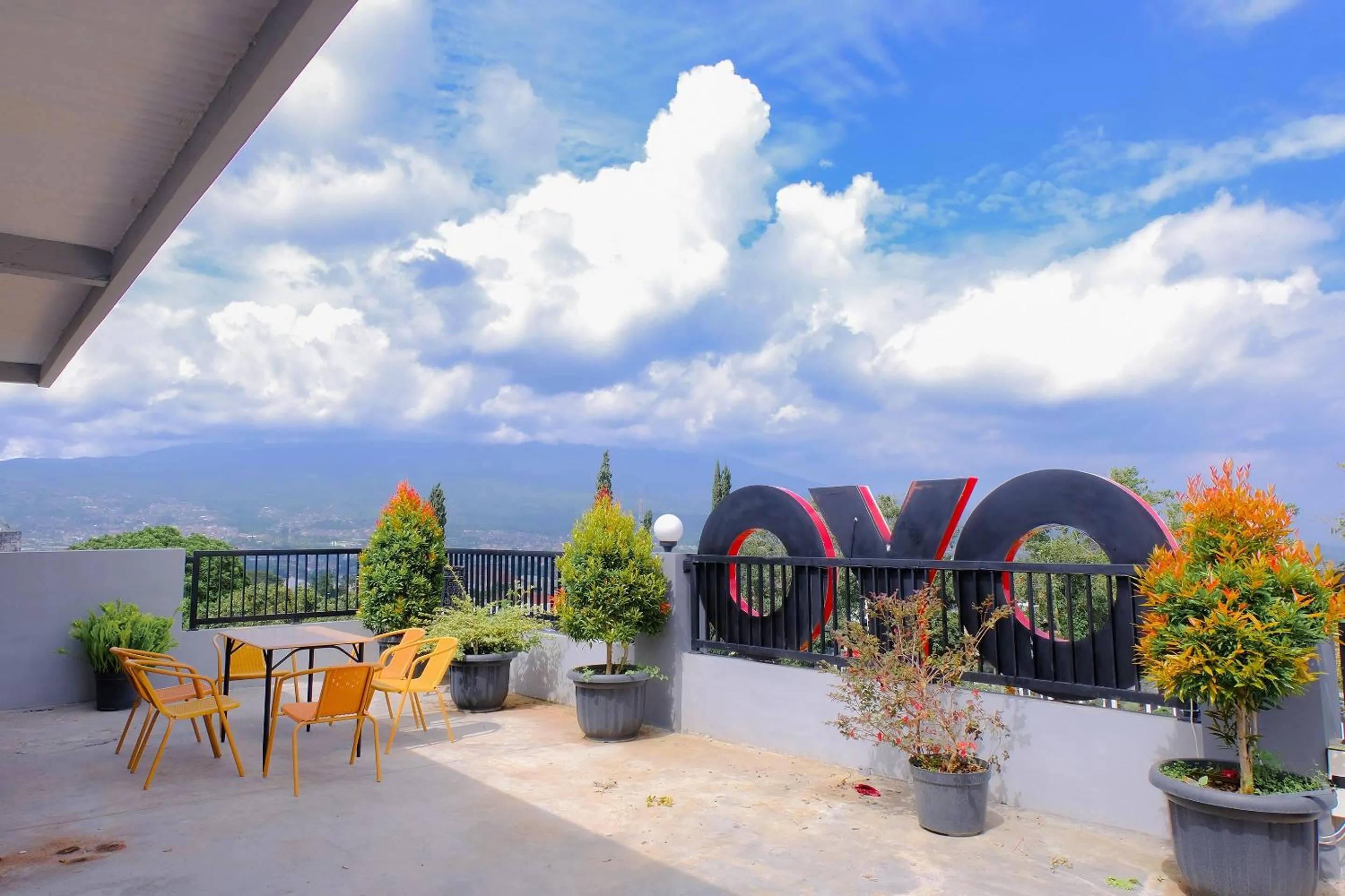 Restaurant/places to eat in Hotel O 32 Guest House