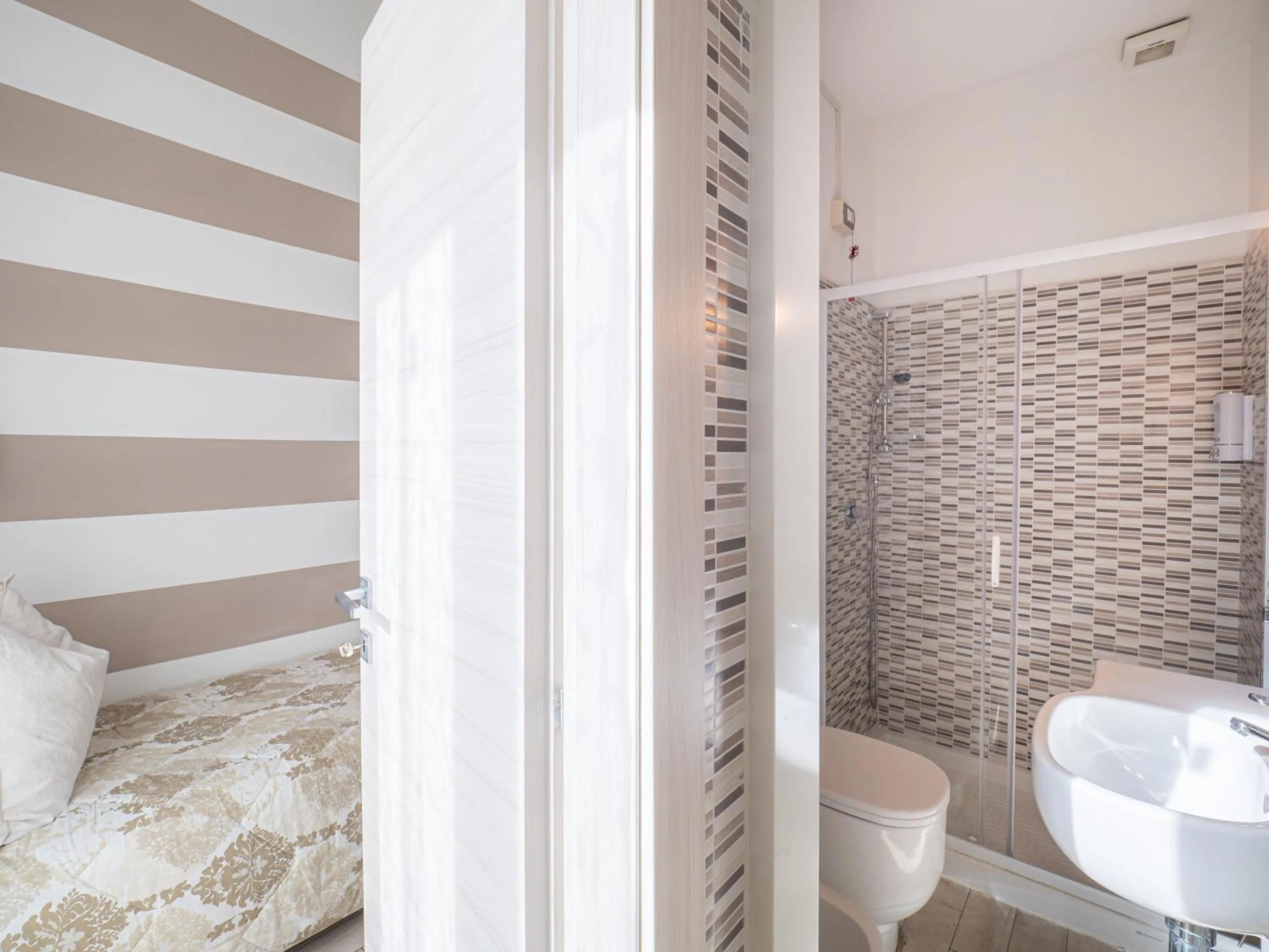 Shower in Affittacamere Lunamar