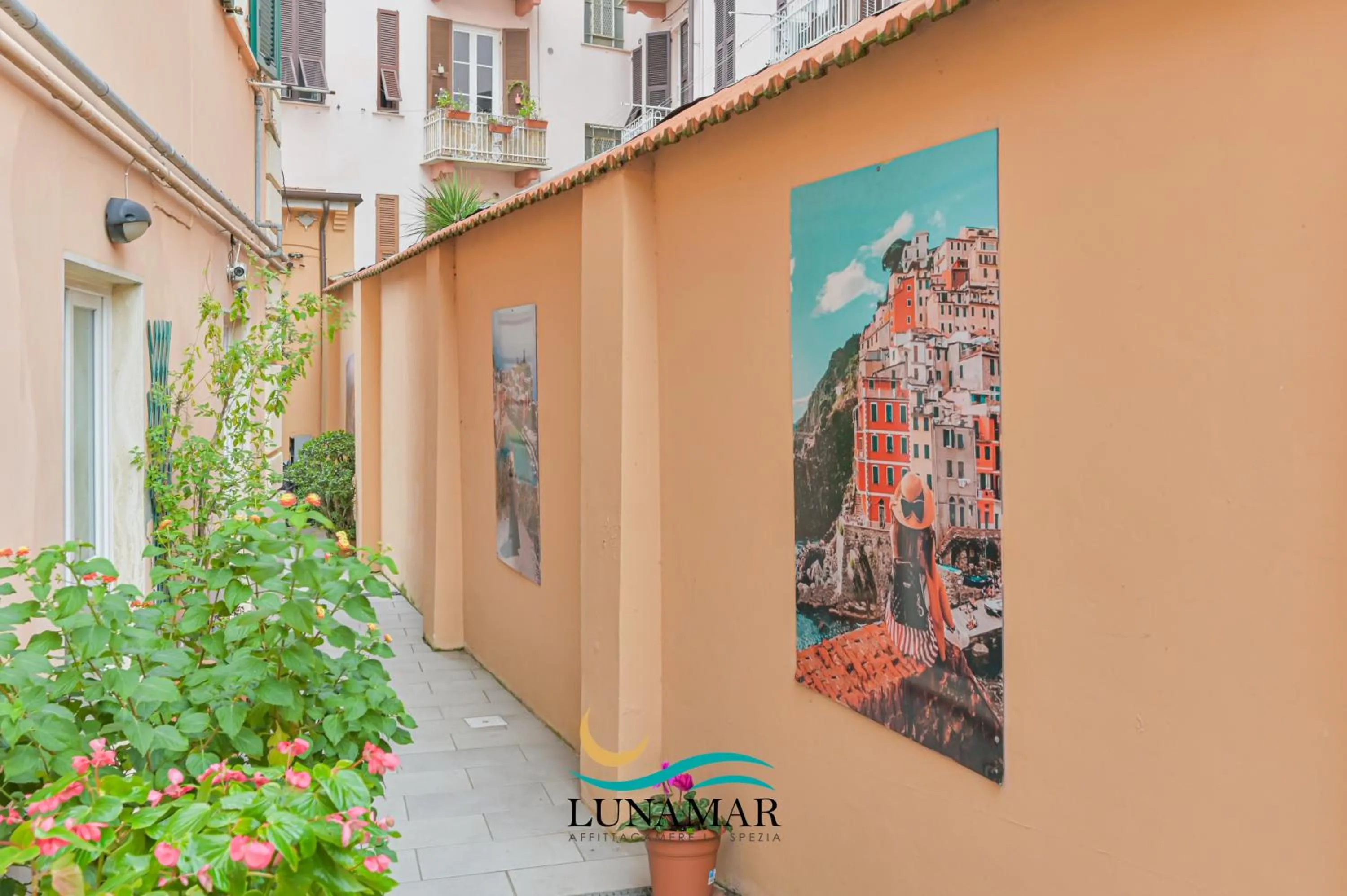 Property building in Affittacamere Lunamar