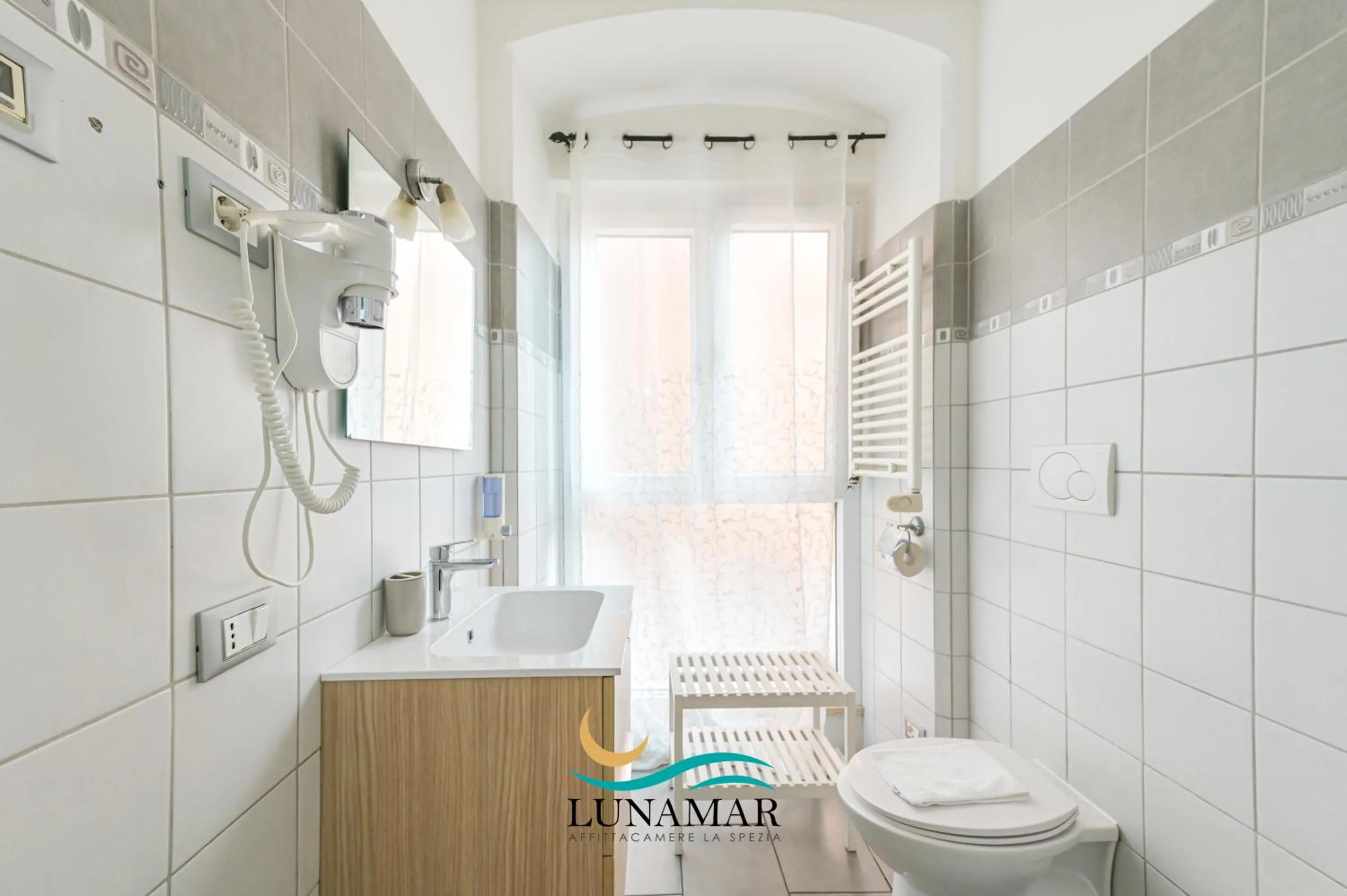 Shower in Affittacamere Lunamar