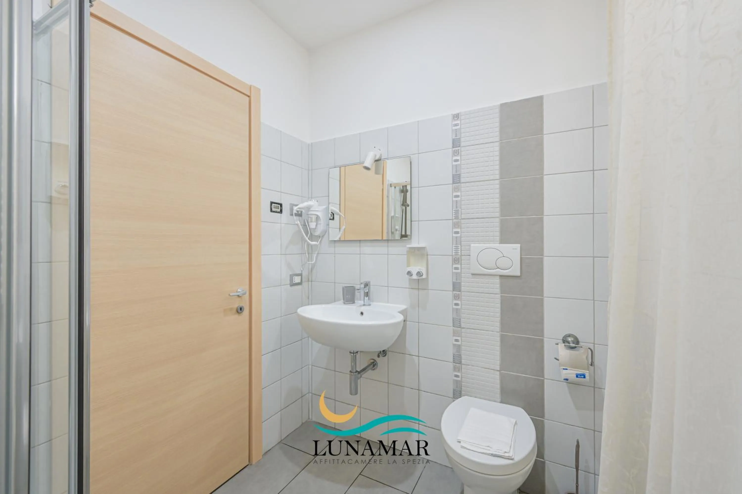 Shower in Affittacamere Lunamar