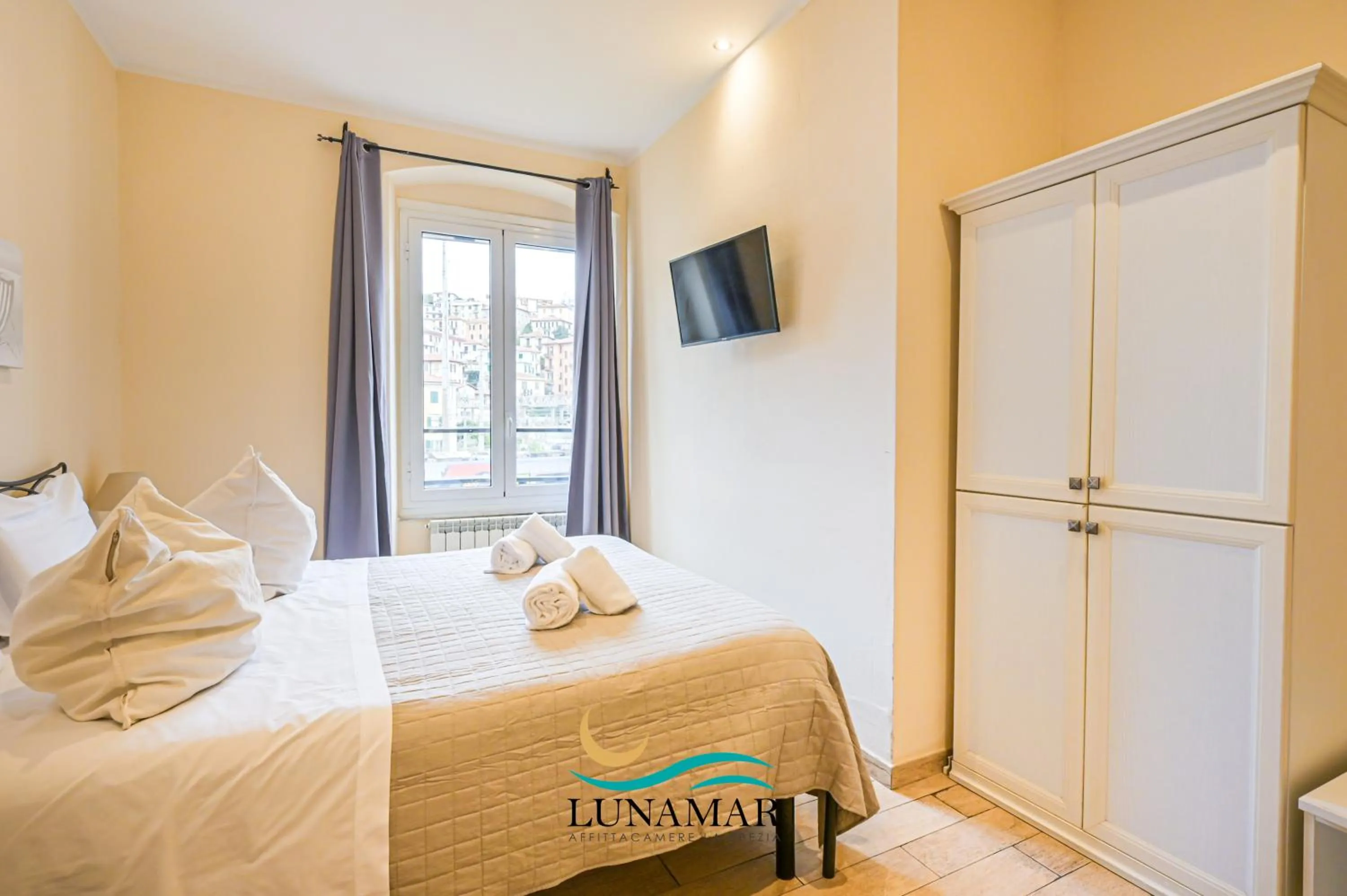 Bed in Affittacamere Lunamar