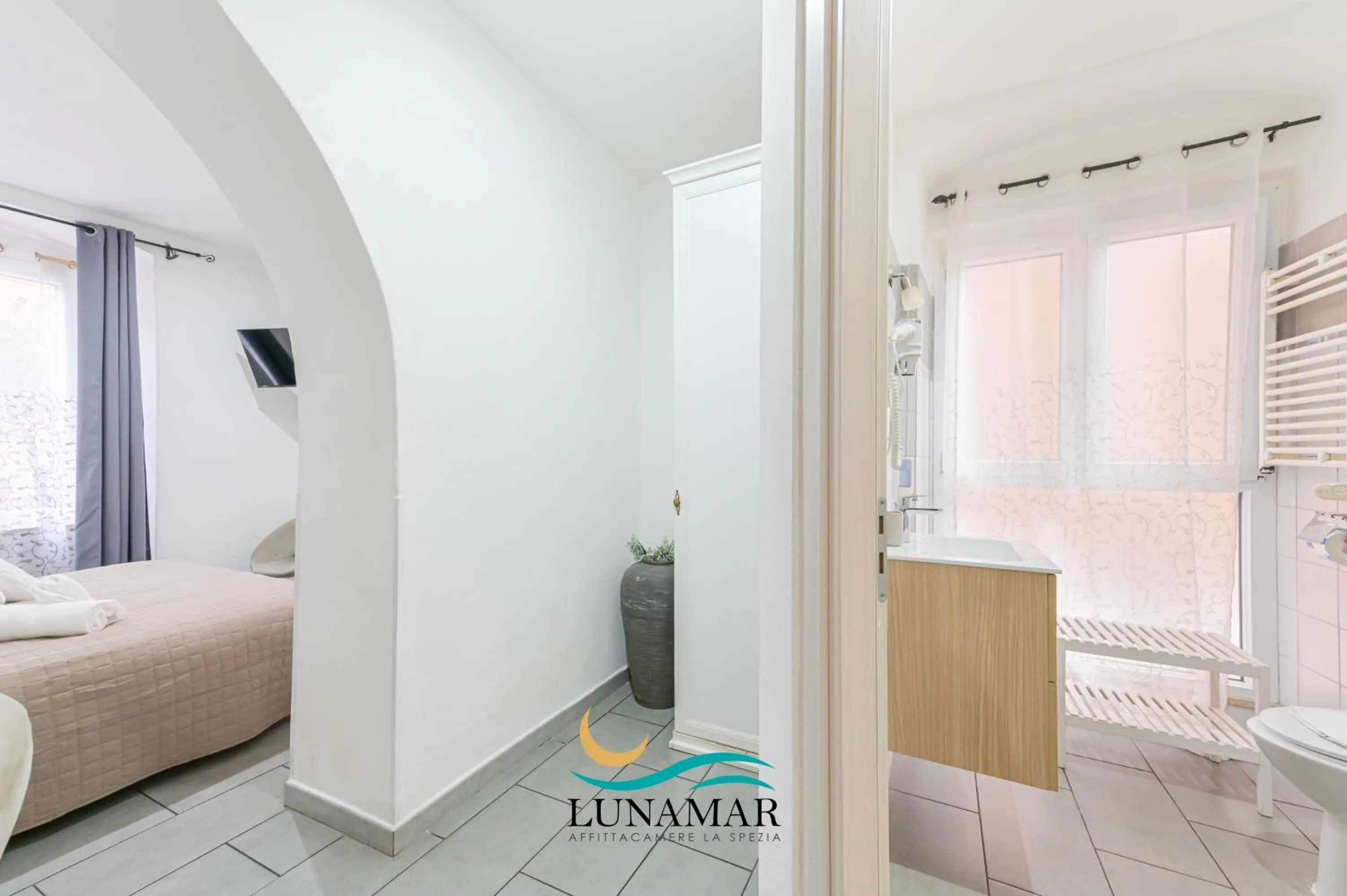 Shower, Bed in Affittacamere Lunamar