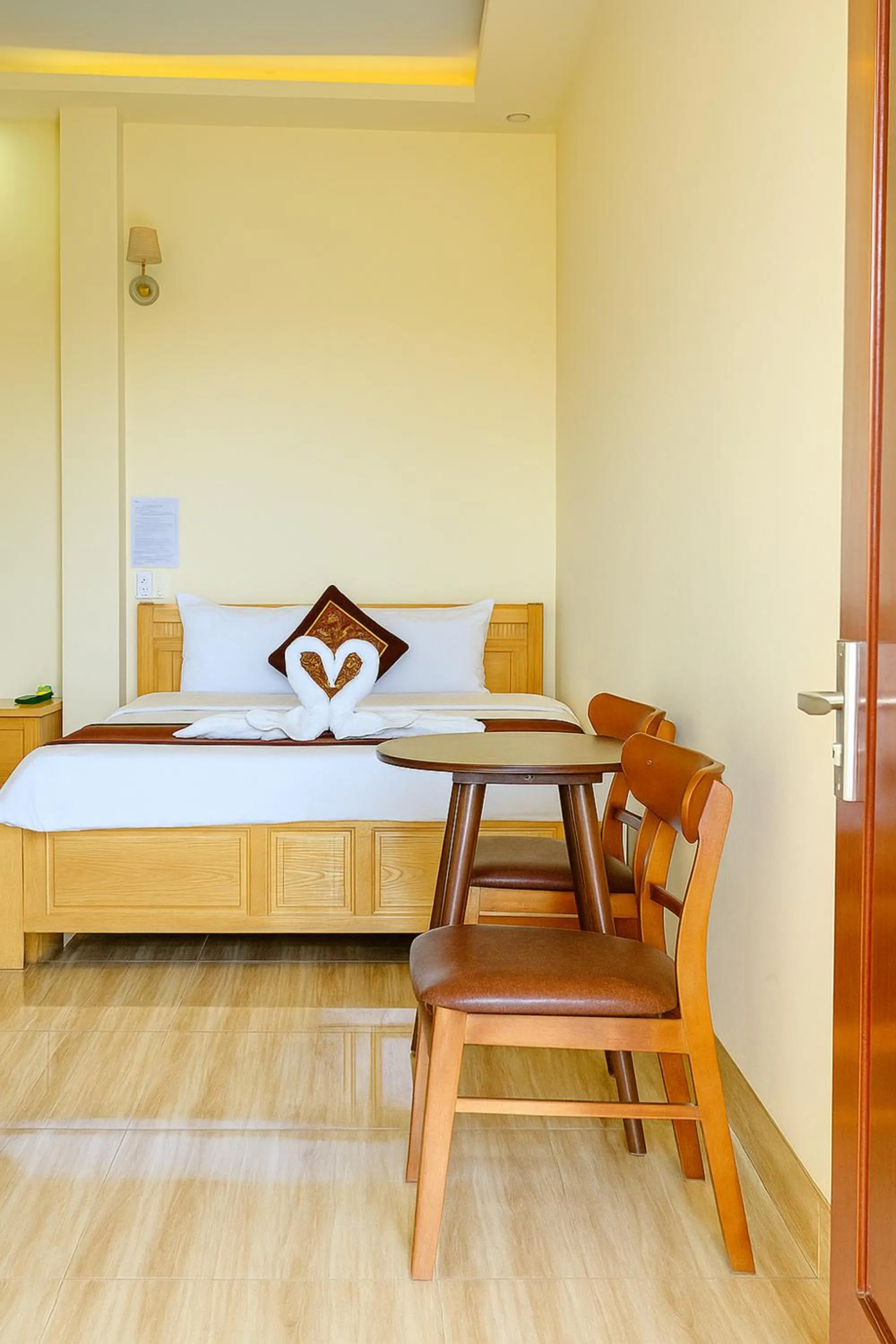 Living room, Bed in Kim Ngân Hotel Buôn Ma Thuột