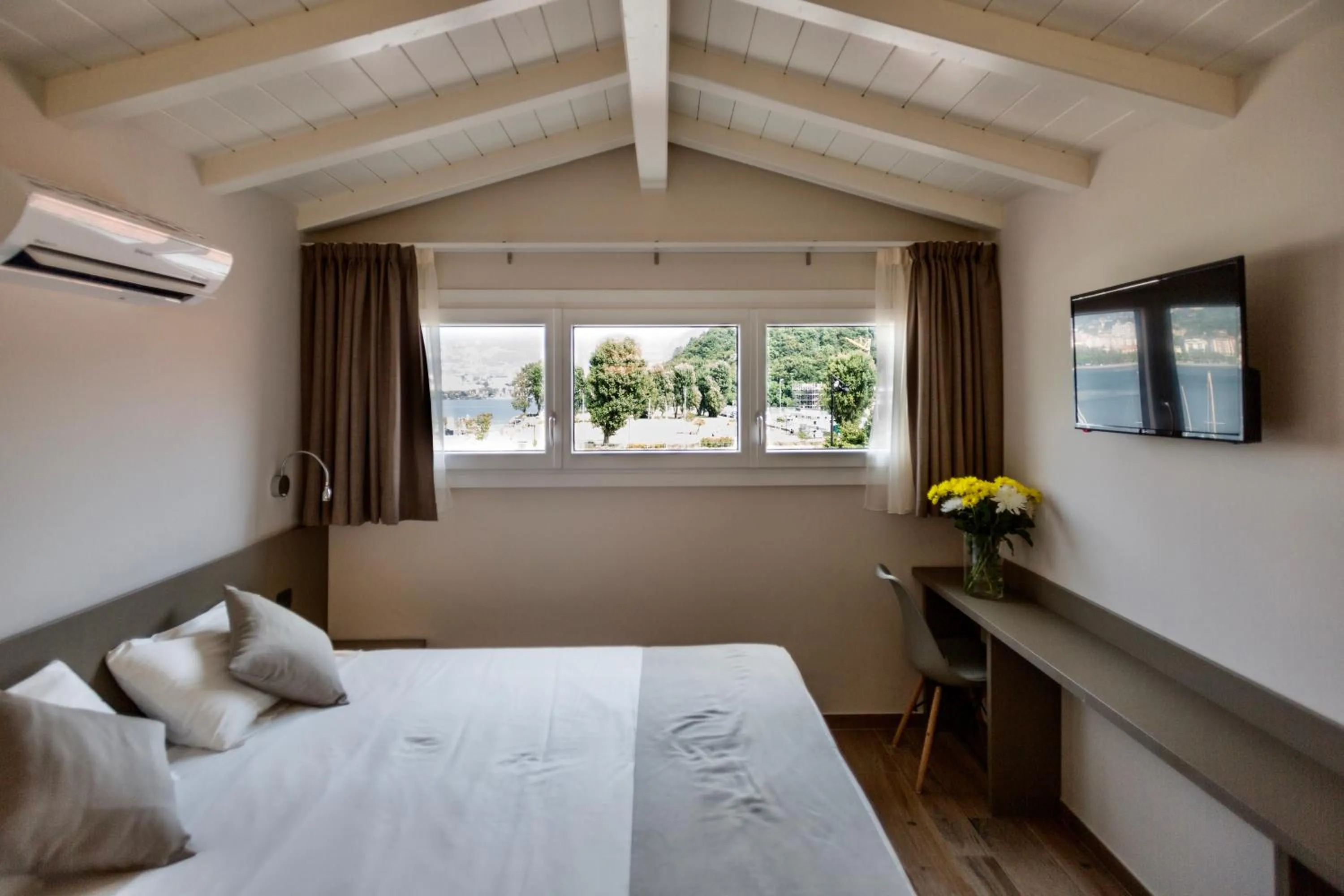 Photo of the whole room, Bed in Hotel Baia di Paré