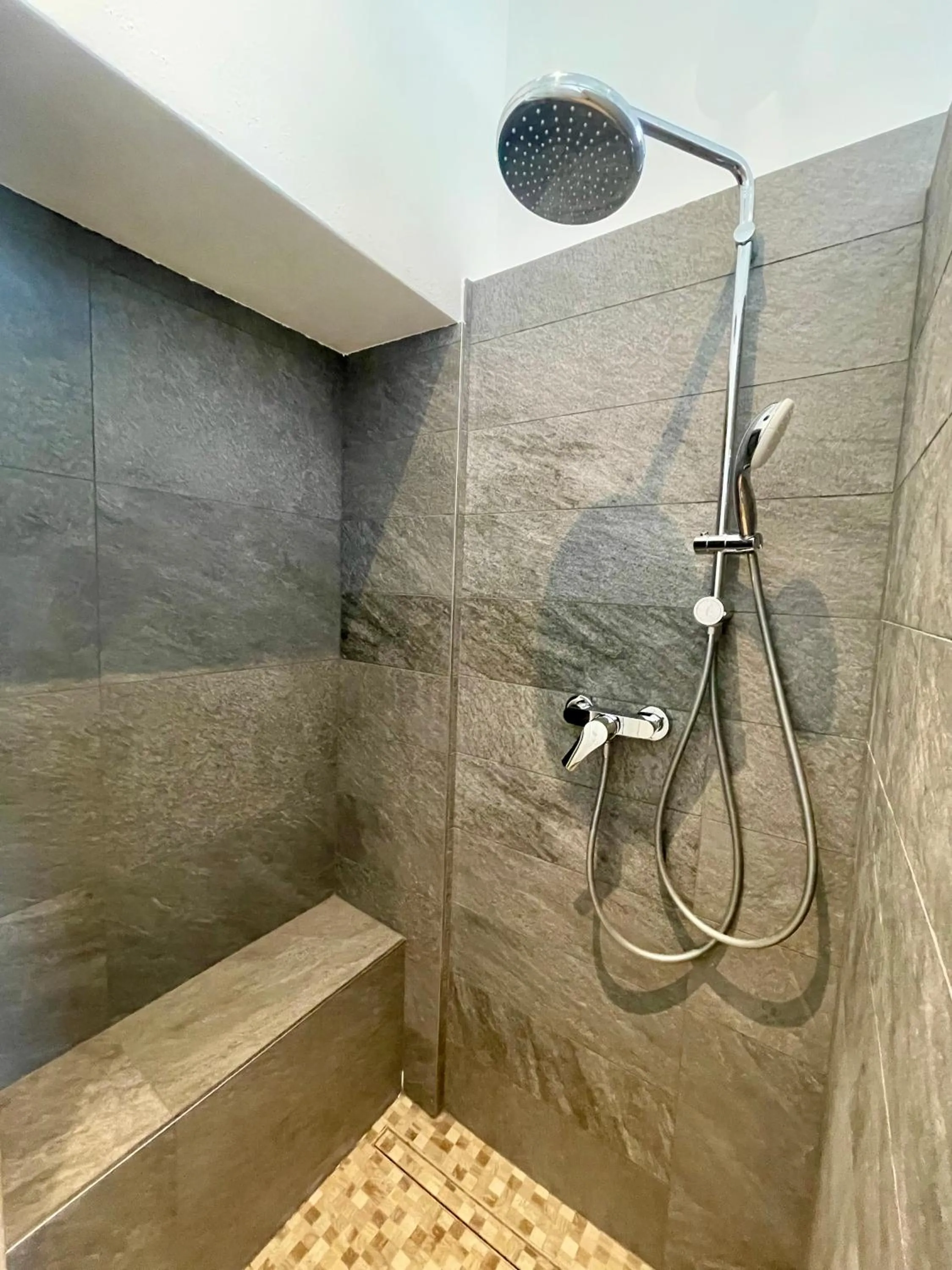 Shower in Hotel Baia di Paré