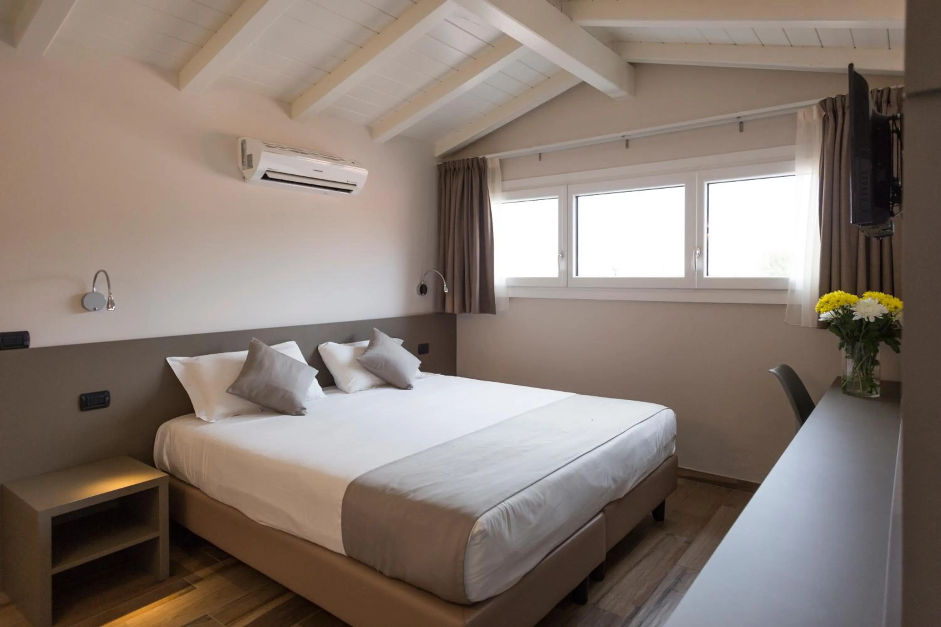 Photo of the whole room, Bed in Hotel Baia di Paré