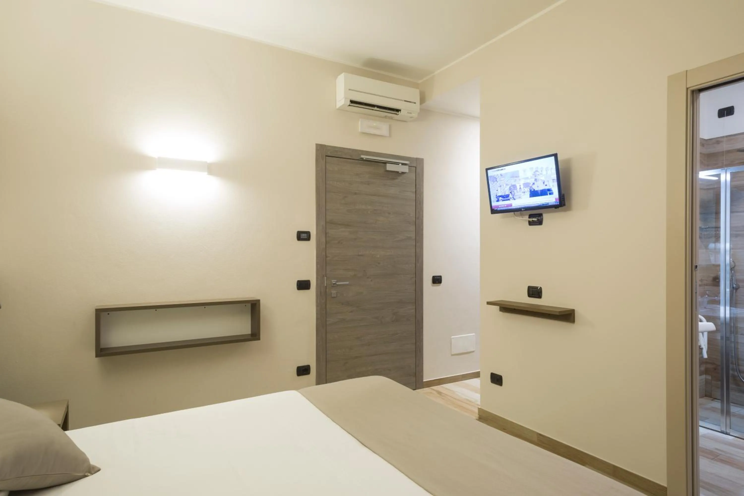 Photo of the whole room, Bed in Hotel Baia di Paré