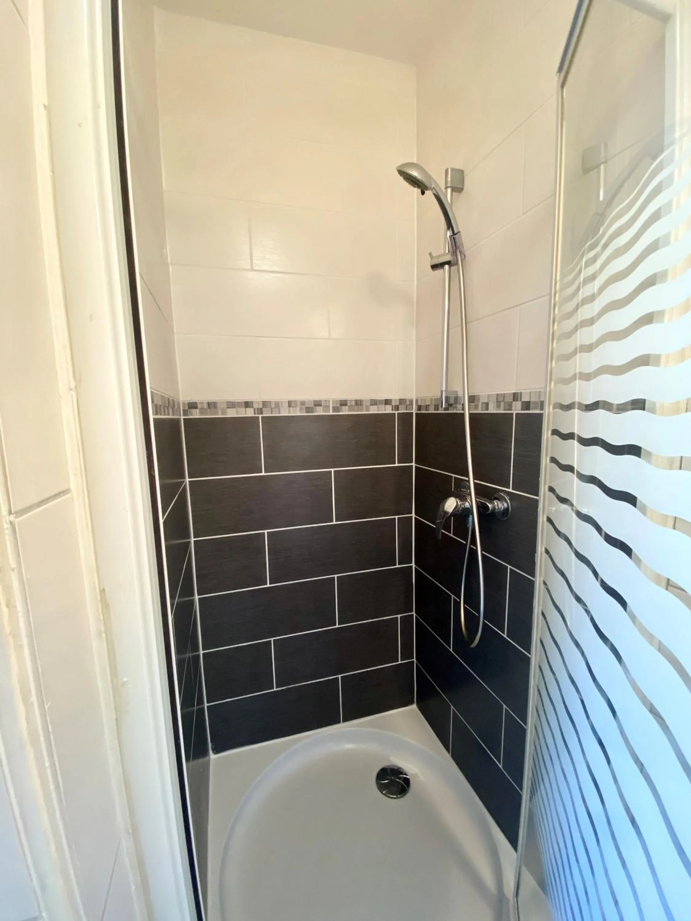 Shower in Hotel du Centre Lucé Chartres