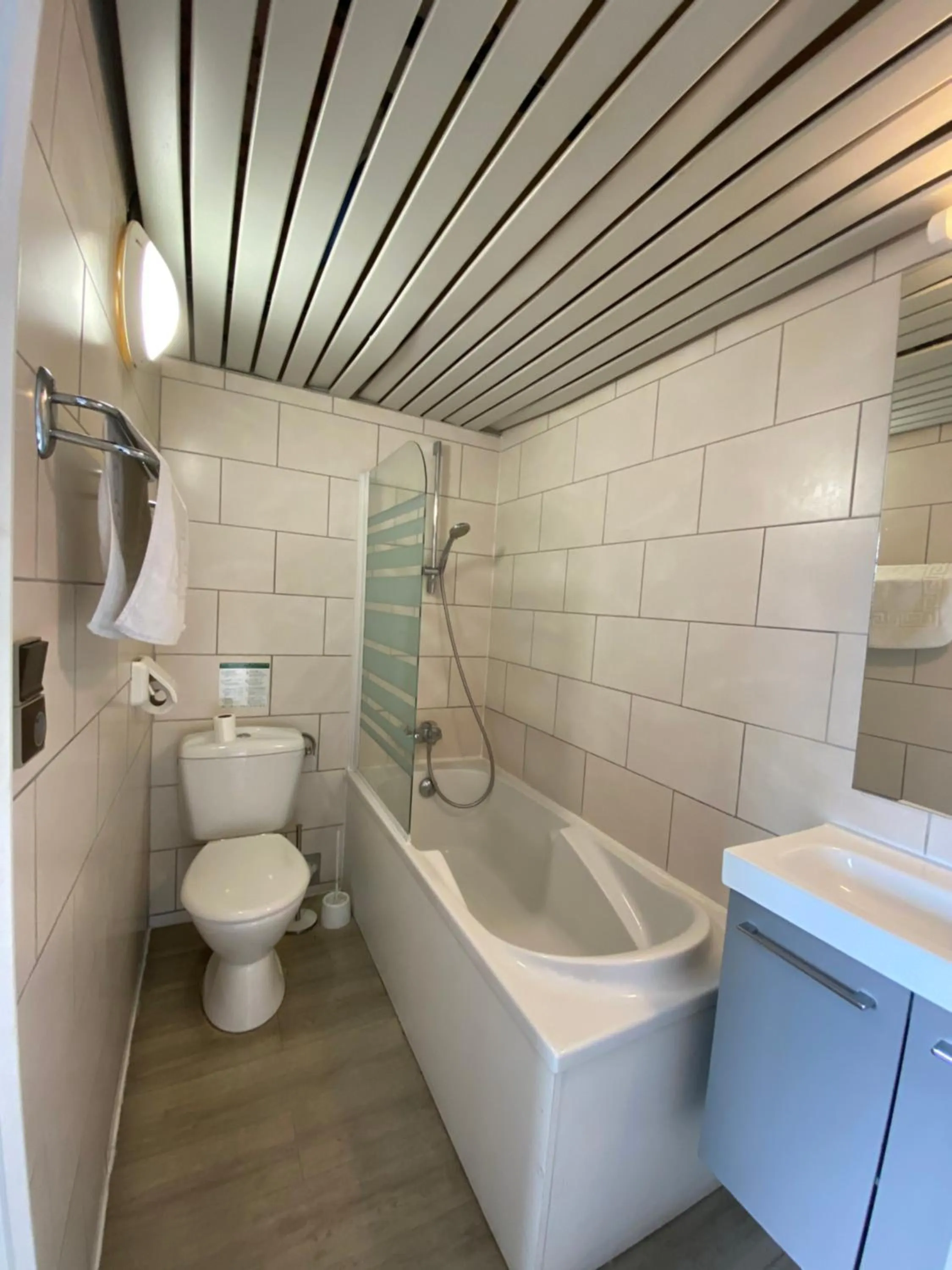 Toilet in Hotel du Centre Lucé Chartres