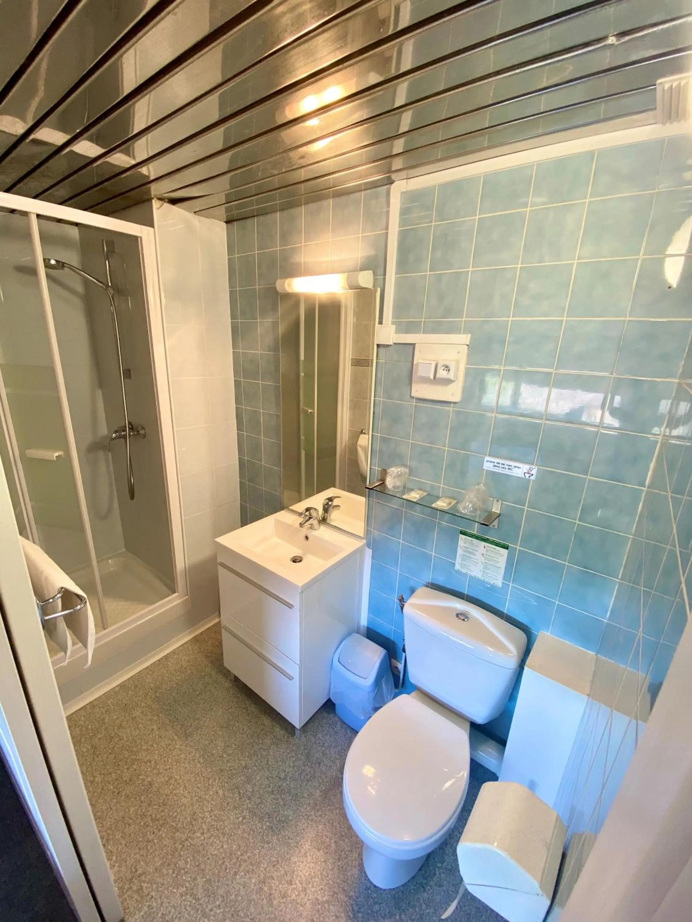 Shower in Hotel du Centre Lucé Chartres