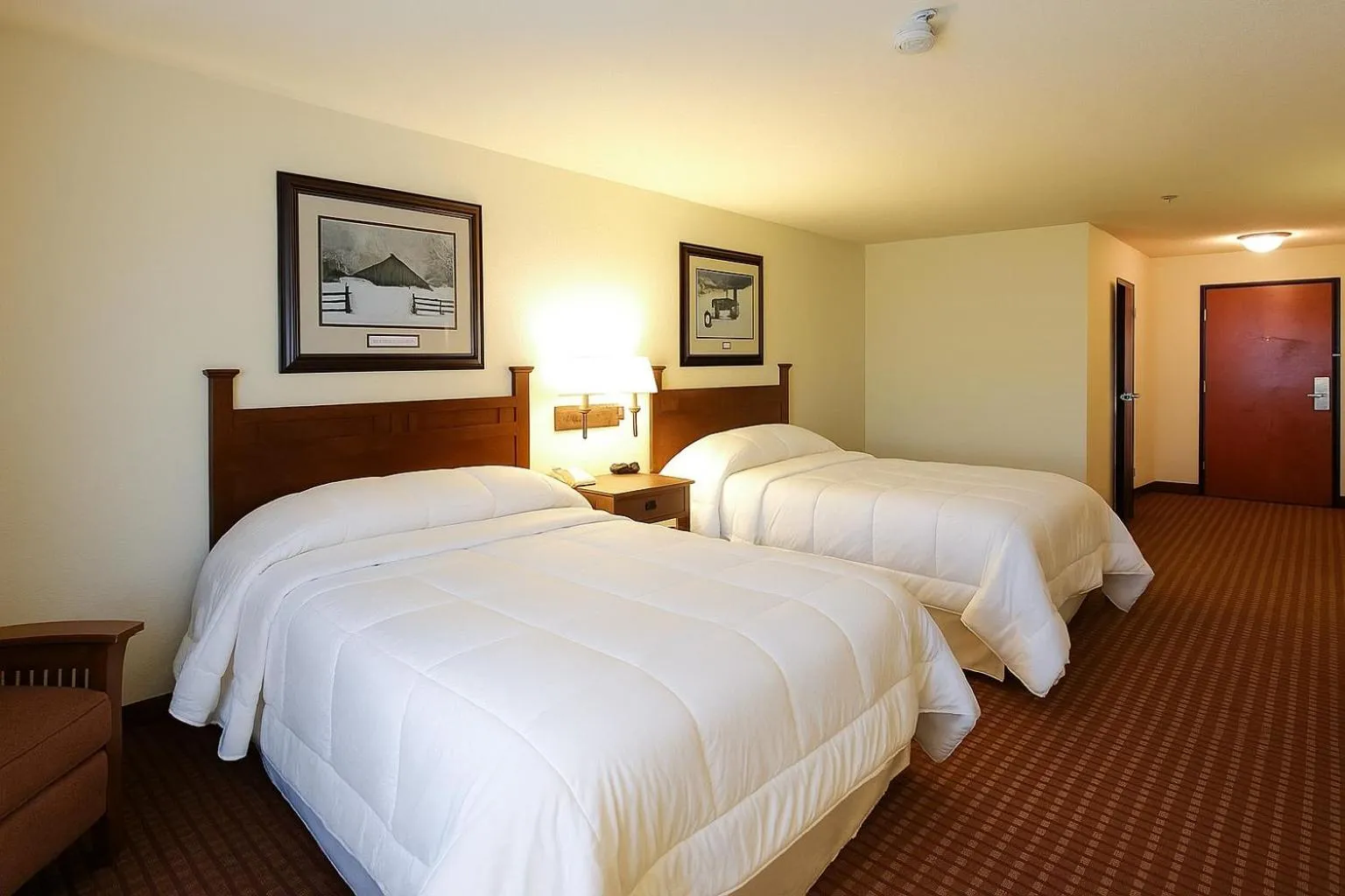 Bed in Mountain Inn & Suites Airport - Hendersonville