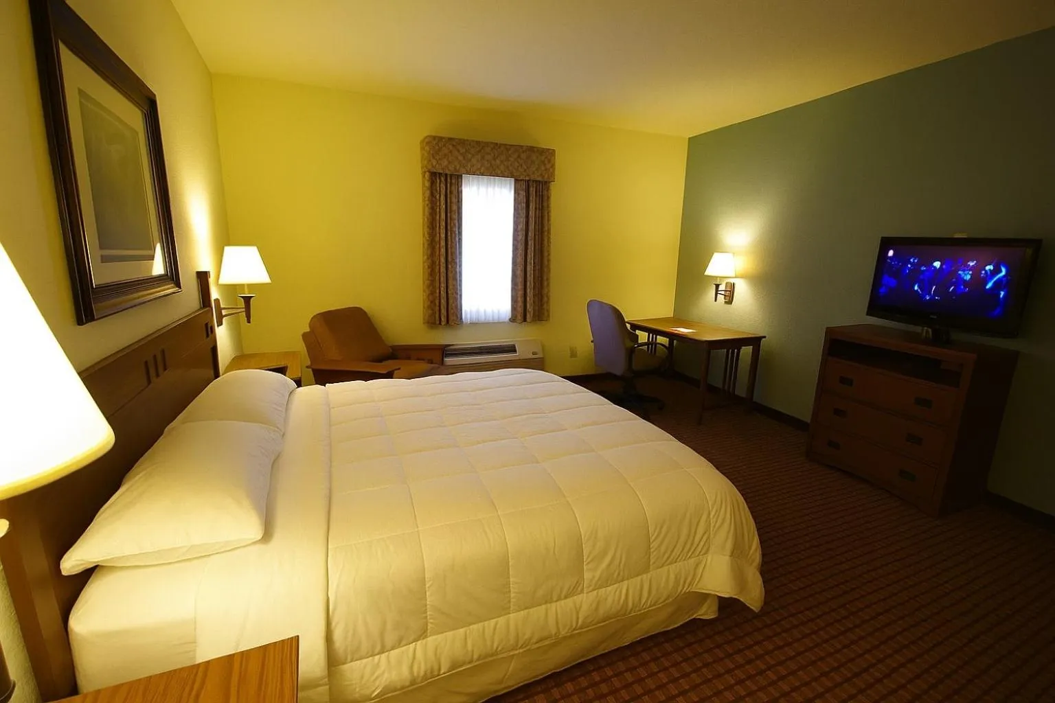 Bed in Mountain Inn & Suites Airport - Hendersonville